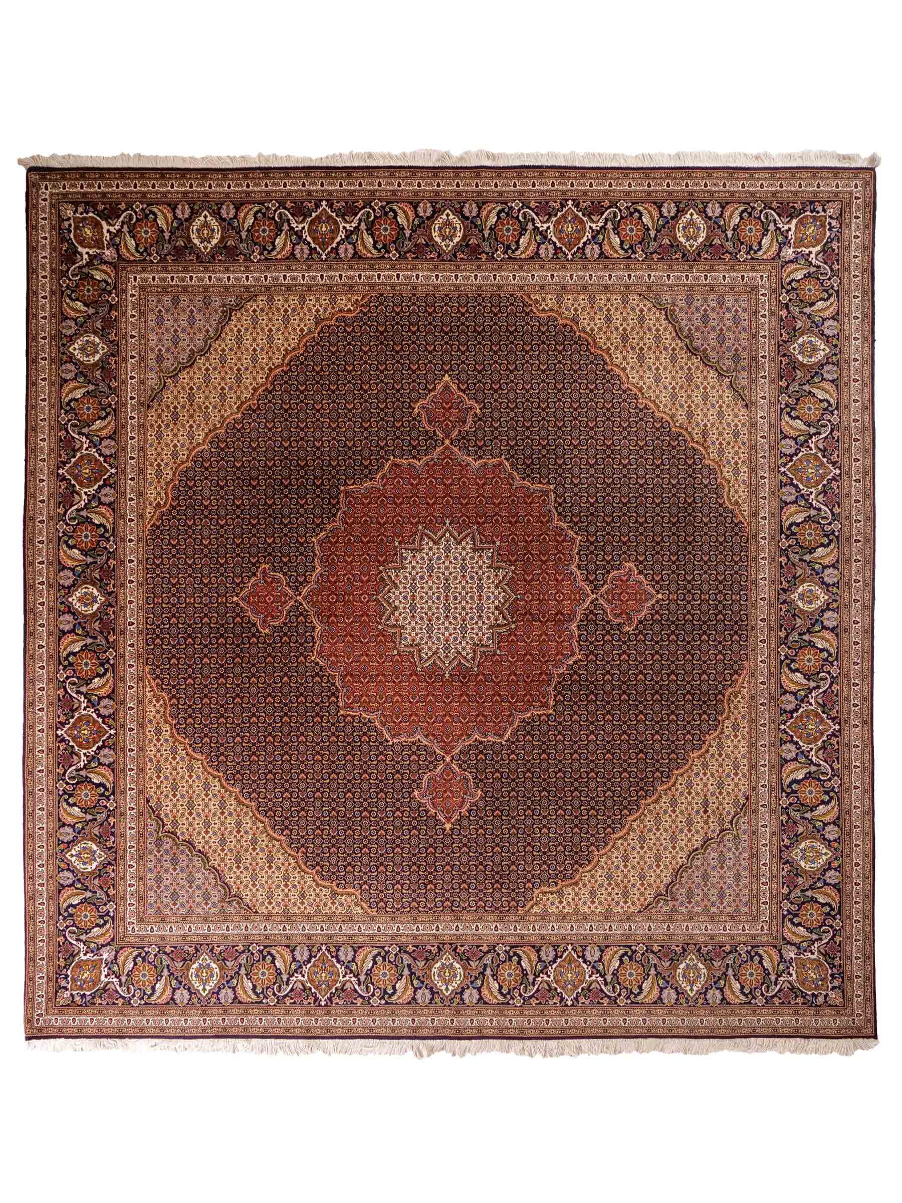 Sehr feiner, handgeknüpfter Täbriz Mahi Perserteppich aus Wolle und Seide mit Medaillon von Khademi. Größe: 249 x 248 cm. Farbe: Blau, orange, beige, creme. Verkauf durch JUPITER Intl.
