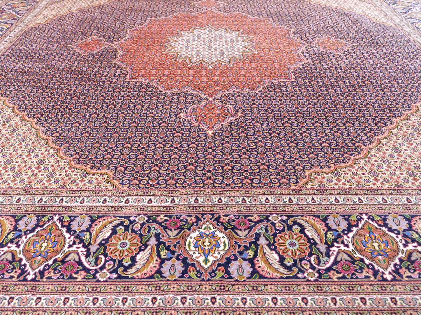 Sehr feiner, handgeknüpfter Täbriz Mahi Perserteppich aus Wolle und Seide mit Medaillon von Khademi. Größe: 249 x 248 cm. Farbe: Blau, orange, beige, creme. Verkauf durch JUPITER Intl.