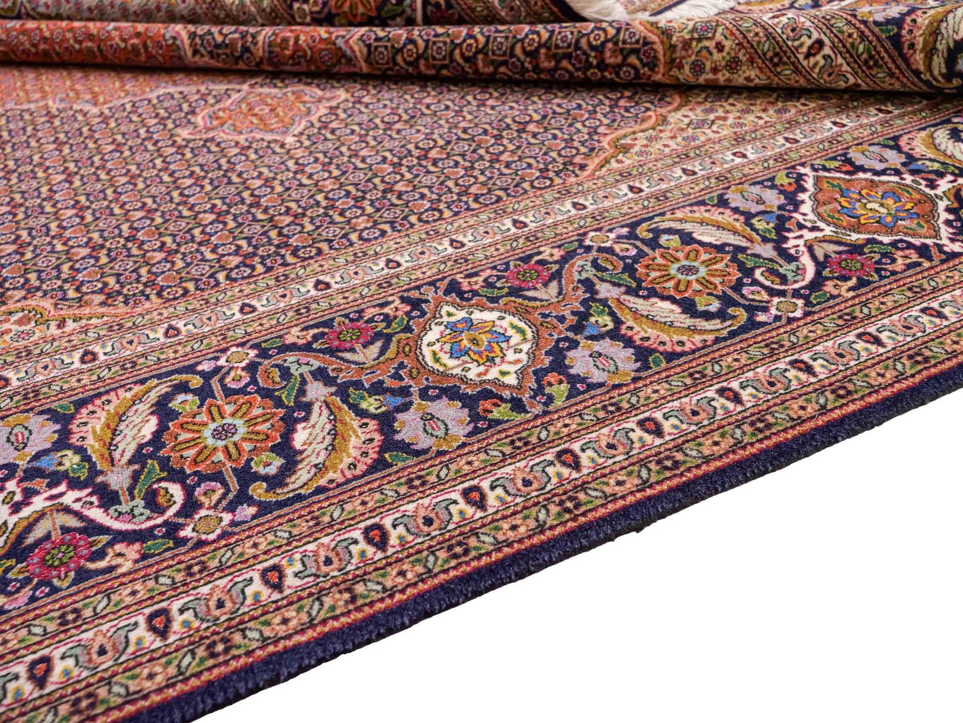 Sehr feiner, handgeknüpfter Täbriz Mahi Perserteppich aus Wolle und Seide mit Medaillon von Khademi. Größe: 249 x 248 cm. Farbe: Blau, orange, beige, creme. Verkauf durch JUPITER Intl.