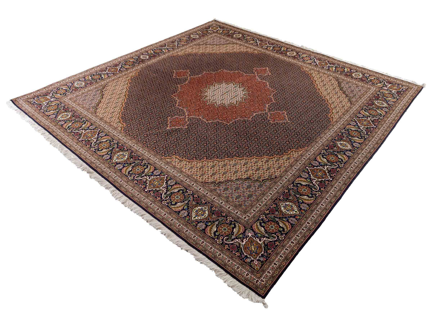 Sehr feiner, handgeknüpfter Täbriz Mahi Perserteppich aus Wolle und Seide mit Medaillon von Khademi. Größe: 249 x 248 cm. Farbe: Blau, orange, beige, creme. Verkauf durch JUPITER Intl.