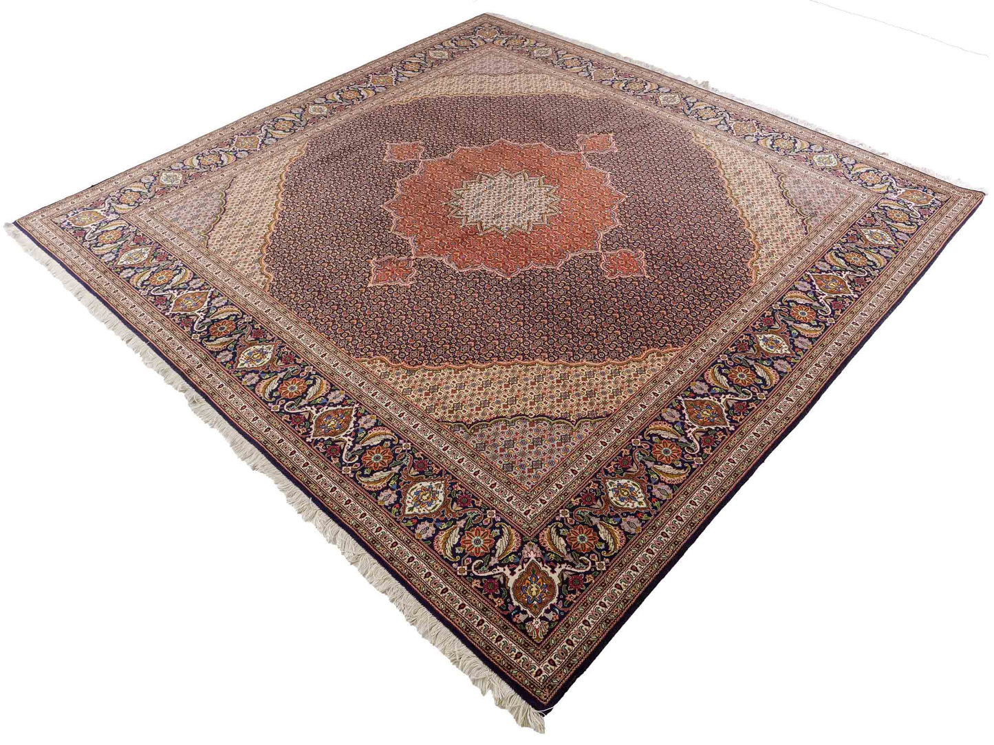 Sehr feiner, handgeknüpfter Täbriz Mahi Perserteppich aus Wolle und Seide mit Medaillon von Khademi. Größe: 249 x 248 cm. Farbe: Blau, orange, beige, creme. Verkauf durch JUPITER Intl.