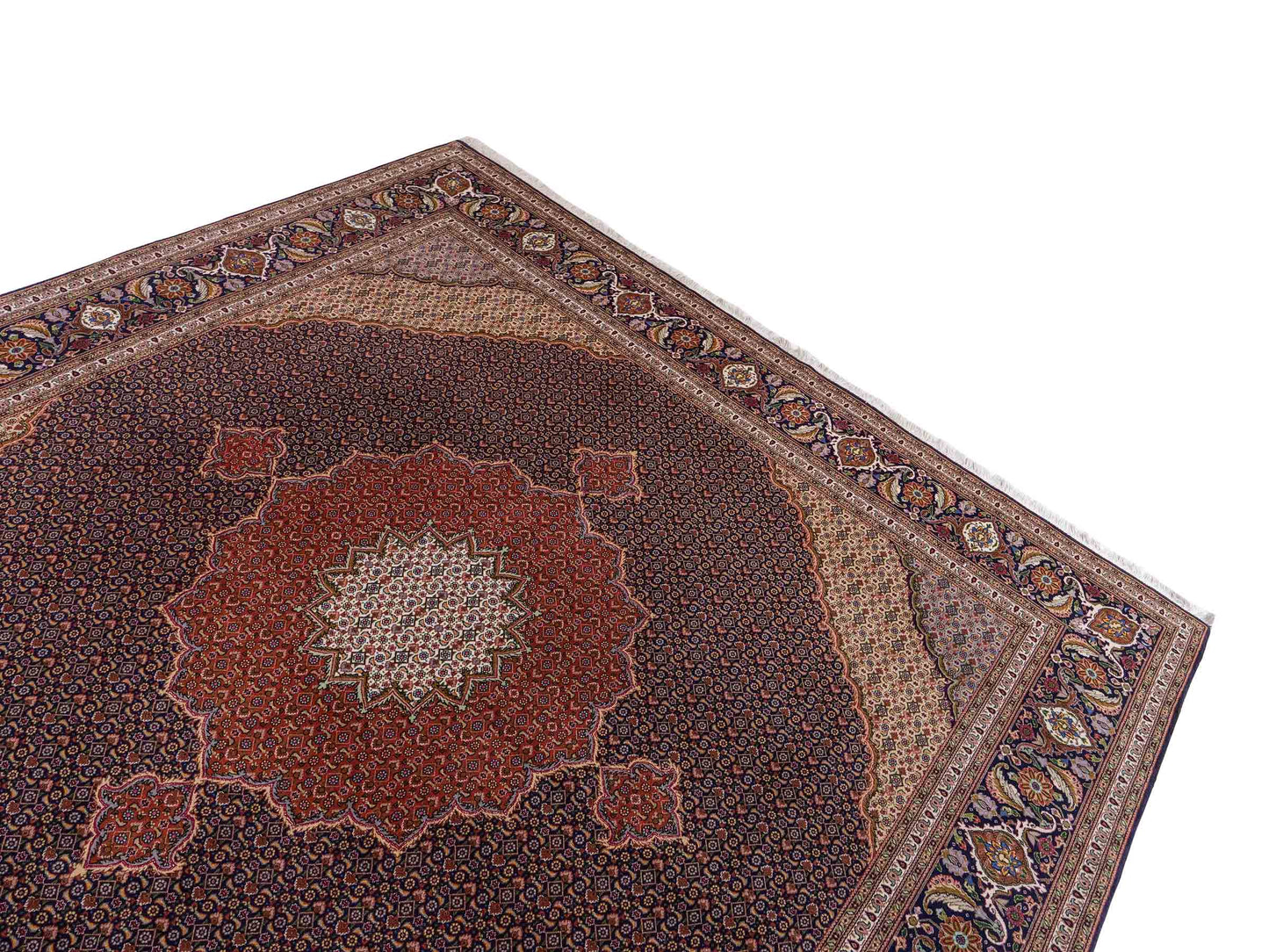Sehr feiner, handgeknüpfter Täbriz Mahi Perserteppich aus Wolle und Seide mit Medaillon von Khademi. Größe: 249 x 248 cm. Farbe: Blau, orange, beige, creme. Verkauf durch JUPITER Intl.