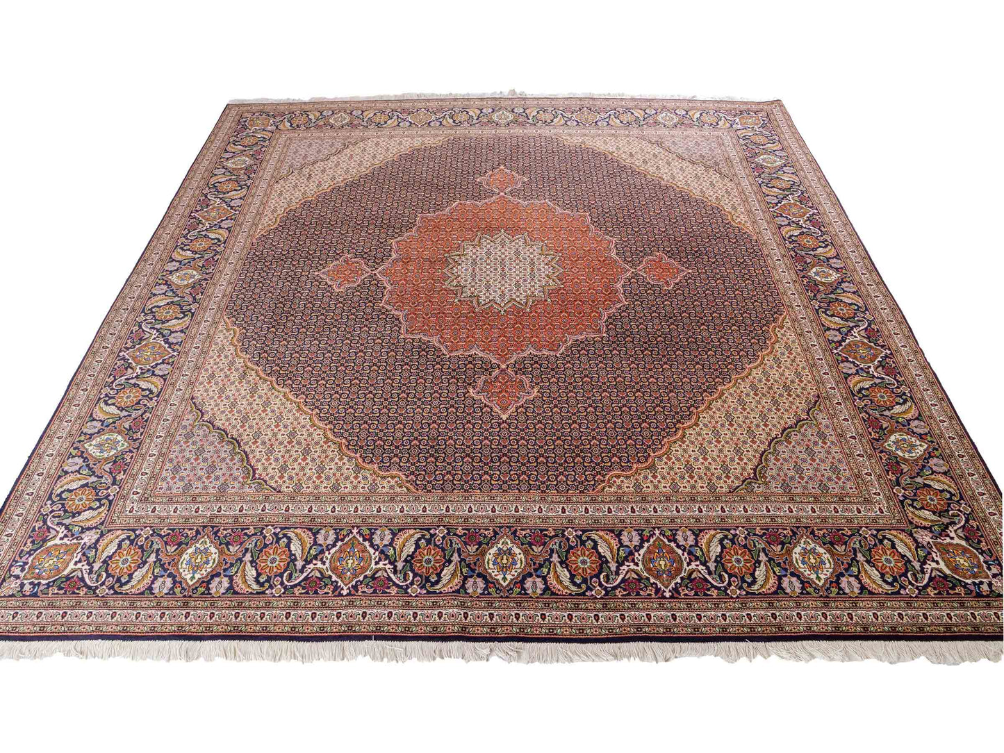 Sehr feiner, handgeknüpfter Täbriz Mahi Perserteppich aus Wolle und Seide mit Medaillon von Khademi. Größe: 249 x 248 cm. Farbe: Blau, orange, beige, creme. Verkauf durch JUPITER Intl.