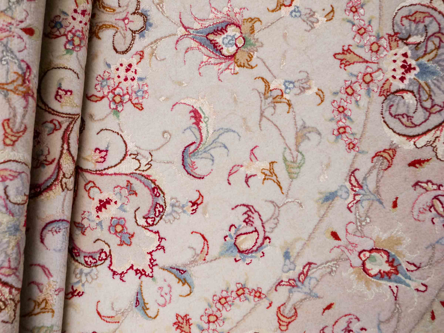 Sehr feiner, handgeknüpfter Täbriz Perserteppich aus Wolle und Seide mit von Khademi. Größe: 148 x 147cm. Farbe: Weiß, creme, rosa. Verkauf durch JUPITER Intl.