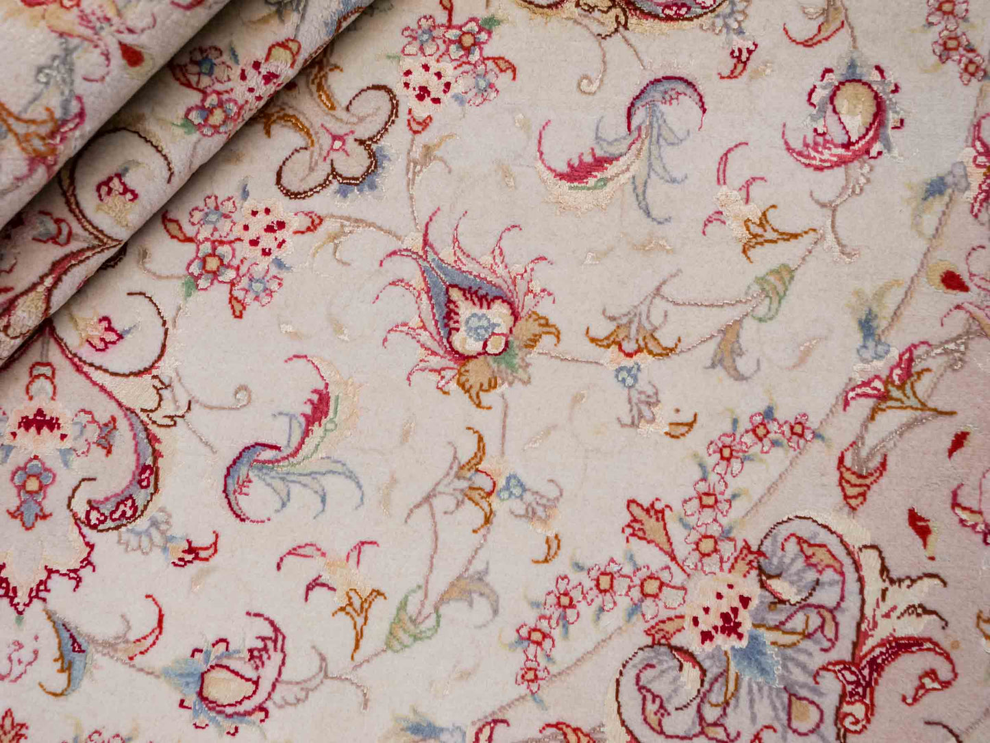 Sehr feiner, handgeknüpfter Täbriz Perserteppich aus Wolle und Seide mit von Khademi. Größe: 148 x 147cm. Farbe: Weiß, creme, rosa. Verkauf durch JUPITER Intl.