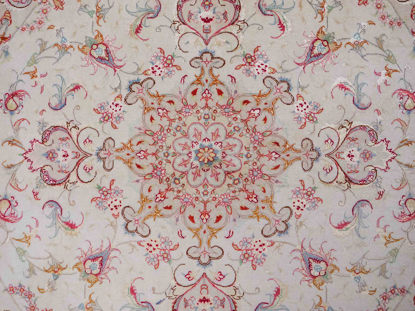 Sehr feiner, handgeknüpfter Täbriz Perserteppich aus Wolle und Seide mit von Khademi. Größe: 148 x 147cm. Farbe: Weiß, creme, rosa. Verkauf durch JUPITER Intl.