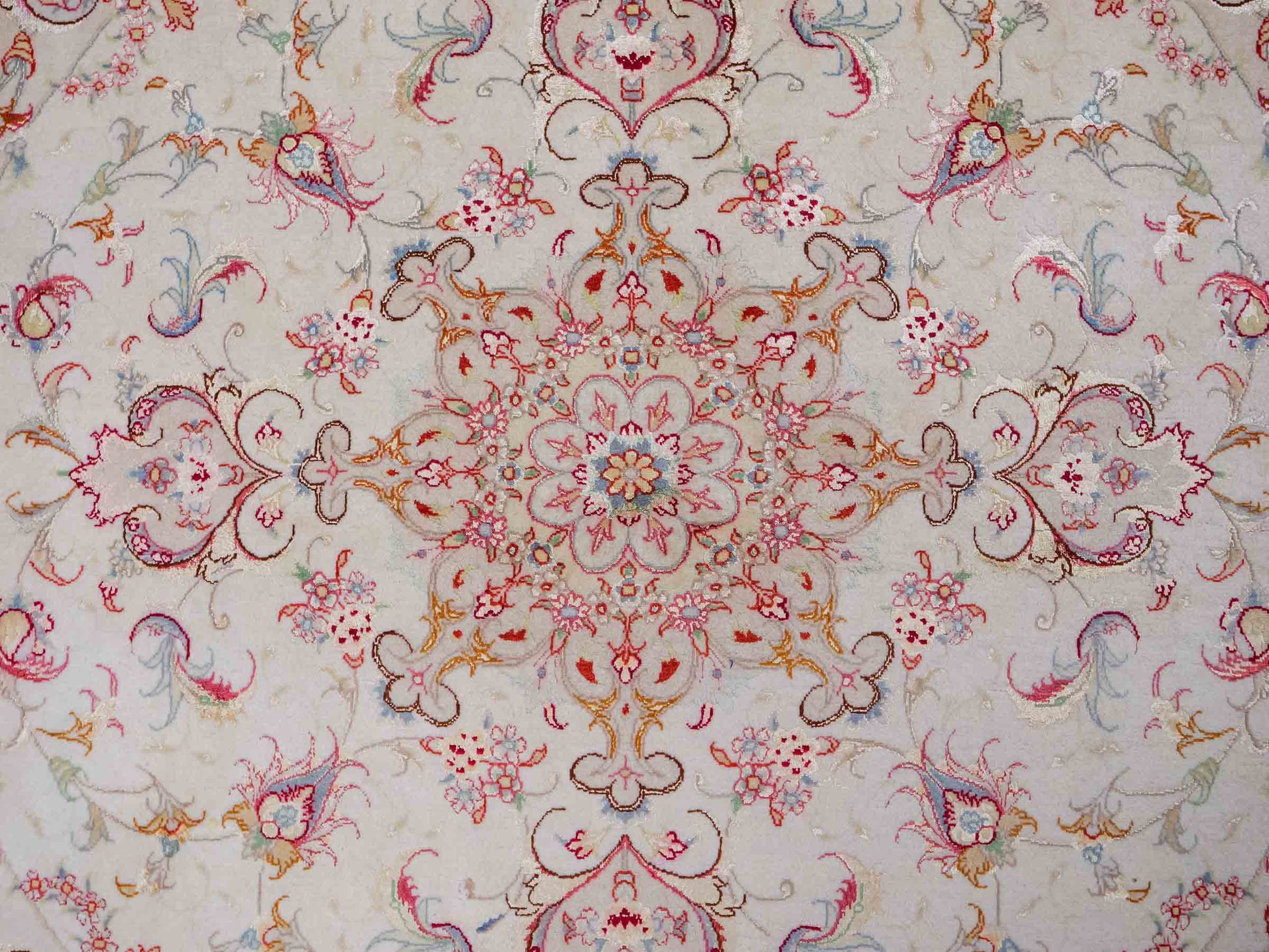 Sehr feiner, handgeknüpfter Täbriz Perserteppich aus Wolle und Seide mit von Khademi. Größe: 148 x 147cm. Farbe: Weiß, creme, rosa. Verkauf durch JUPITER Intl.