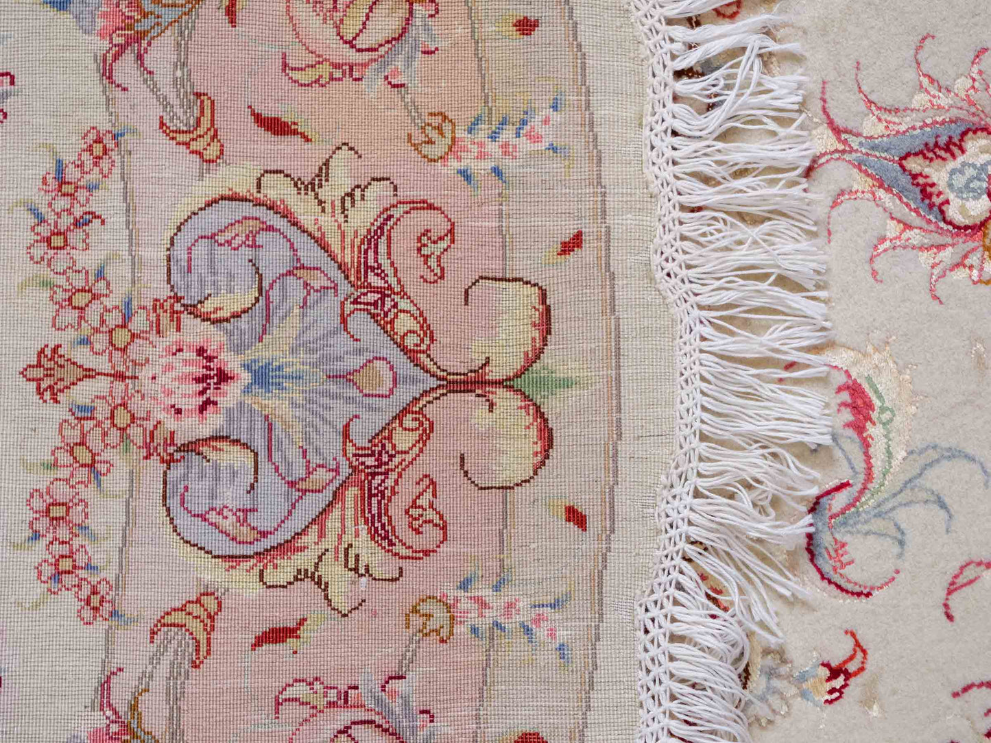 Sehr feiner, handgeknüpfter Täbriz Perserteppich aus Wolle und Seide mit von Khademi. Größe: 148 x 147cm. Farbe: Weiß, creme, rosa. Verkauf durch JUPITER Intl.