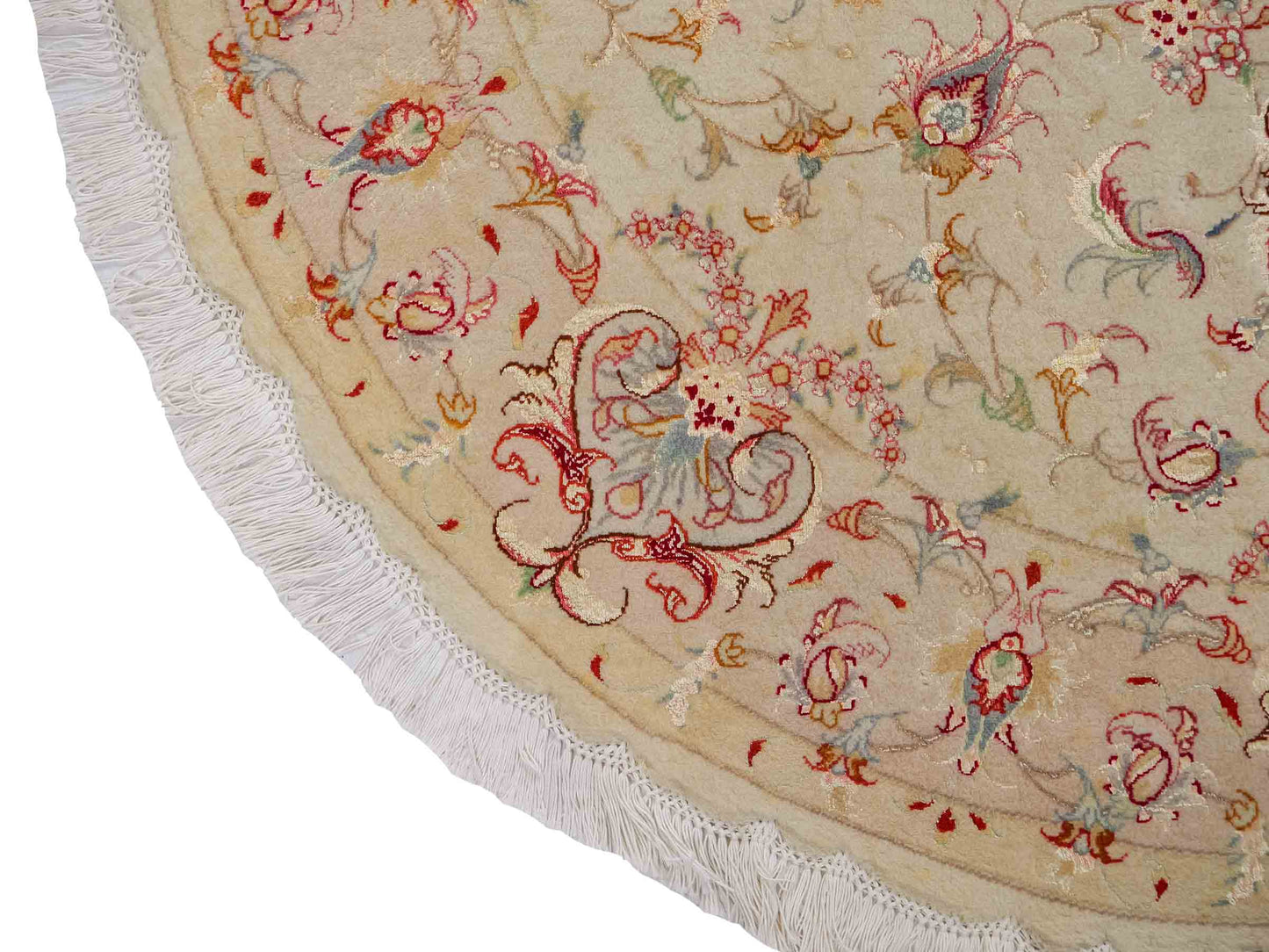 Sehr feiner, handgeknüpfter Täbriz Perserteppich aus Wolle und Seide mit von Khademi. Größe: 148 x 147cm. Farbe: Weiß, creme, rosa. Verkauf durch JUPITER Intl.