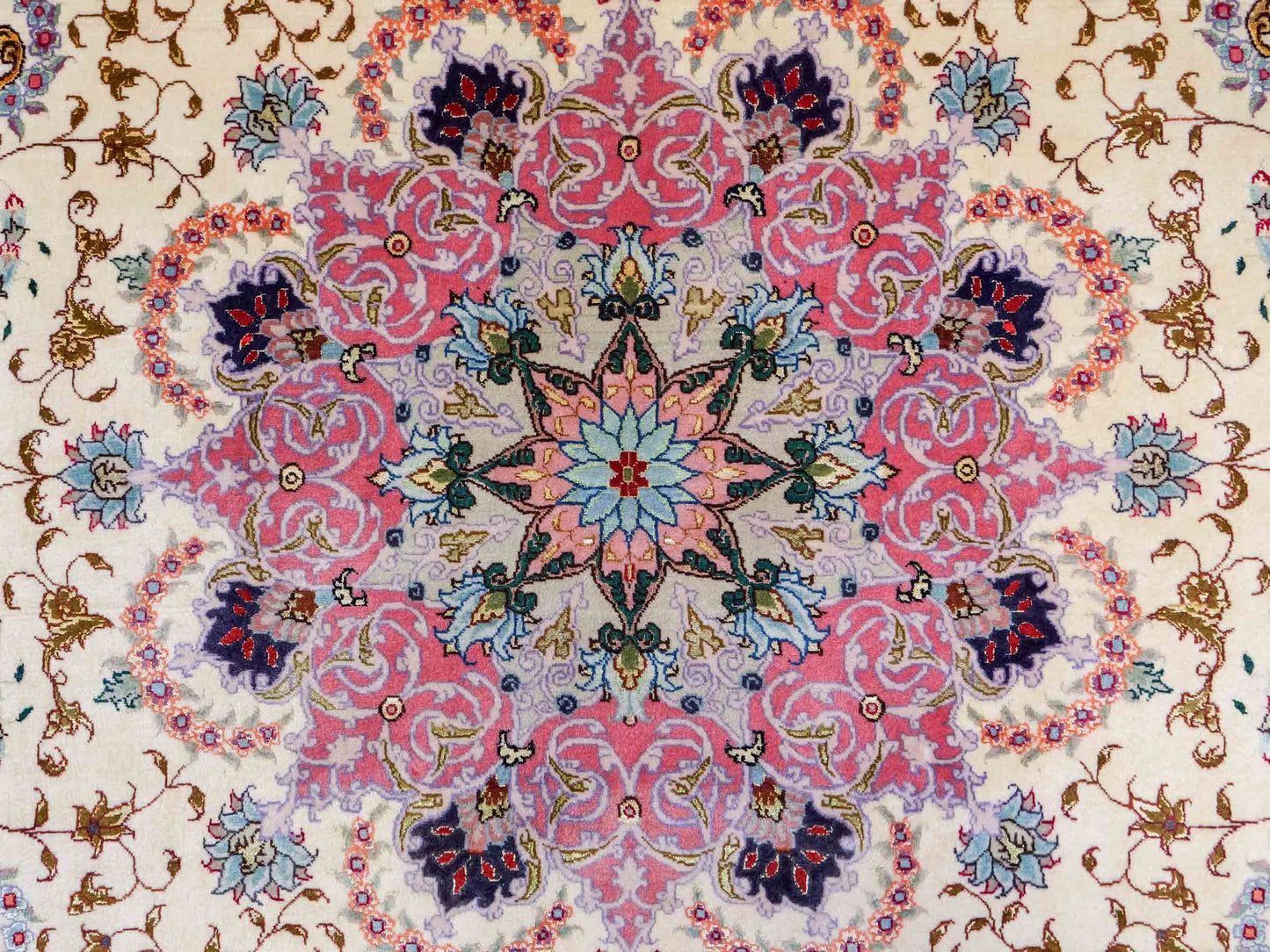 Sehr feiner, handgeknüpfter Khademi Täbriz Perserteppich aus Wolle mit Seide, creme, pink. 202x151 cm. Verkauf durch Jupiter Intl.
