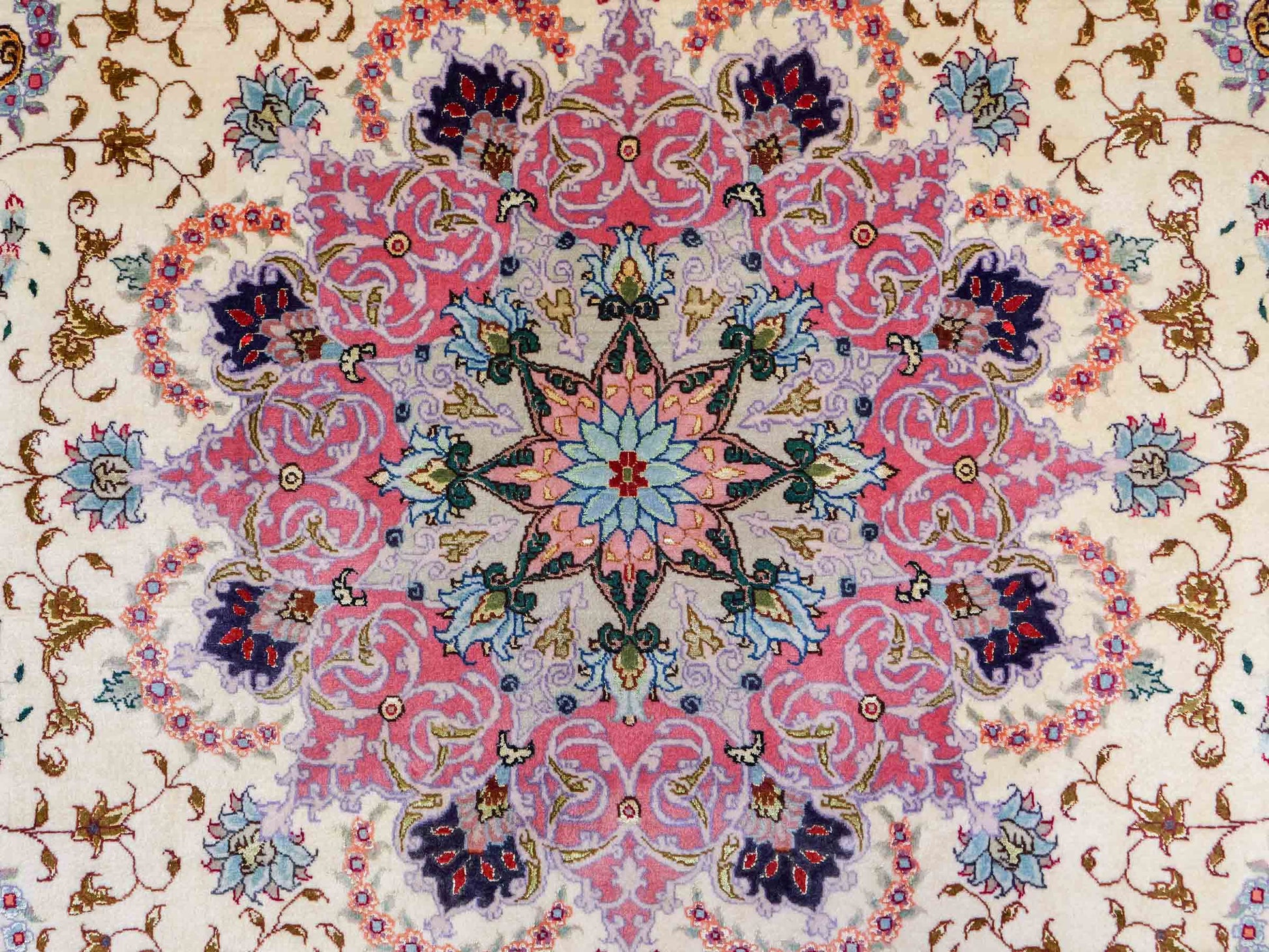 Sehr feiner, handgeknüpfter Khademi Täbriz Perserteppich aus Wolle mit Seide, creme, pink. 202x151 cm. Verkauf durch Jupiter Intl.