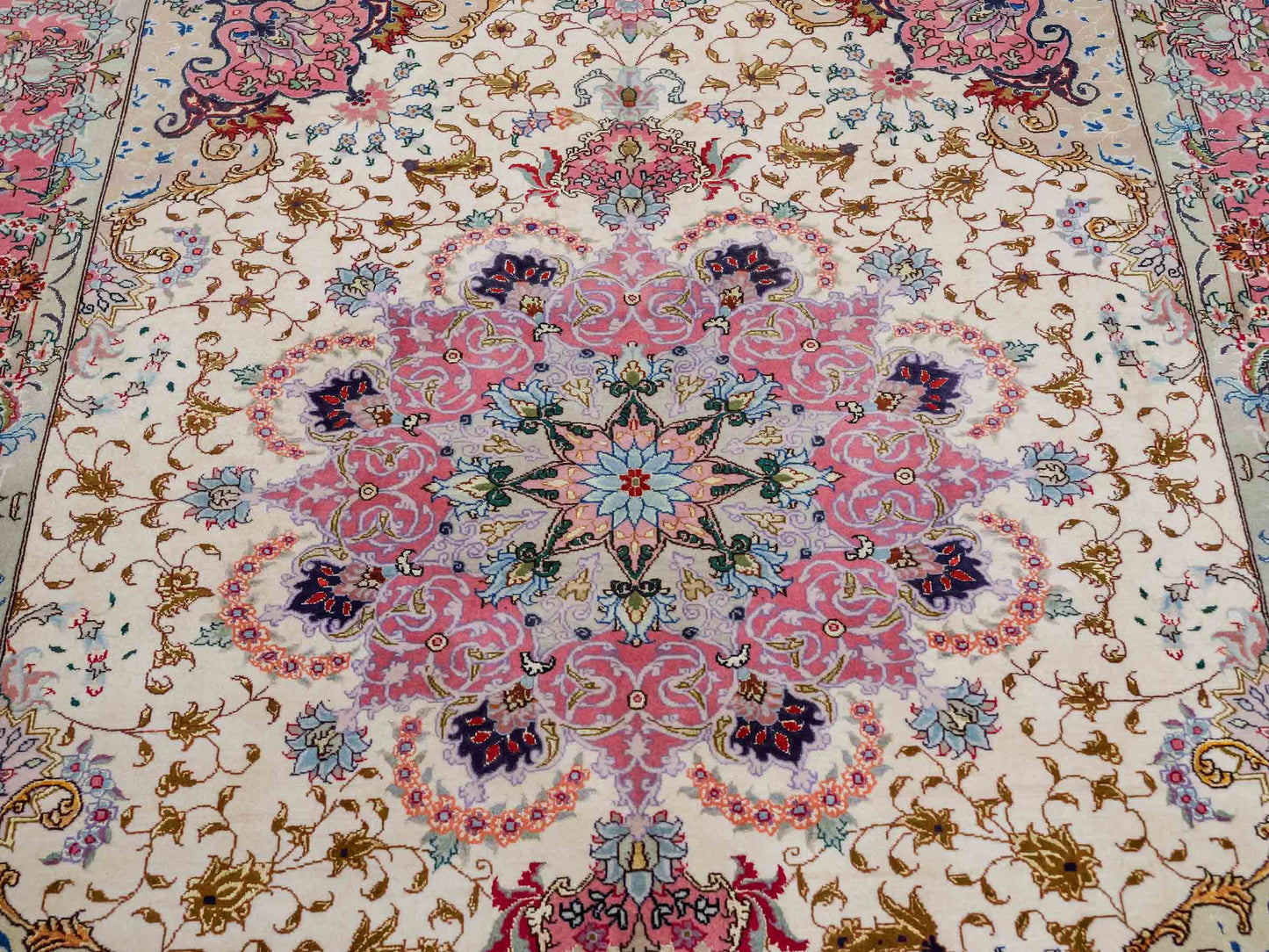 Sehr feiner, handgeknüpfter Khademi Täbriz Perserteppich aus Wolle mit Seide, creme, pink. 202x151 cm. Verkauf durch Jupiter Intl.