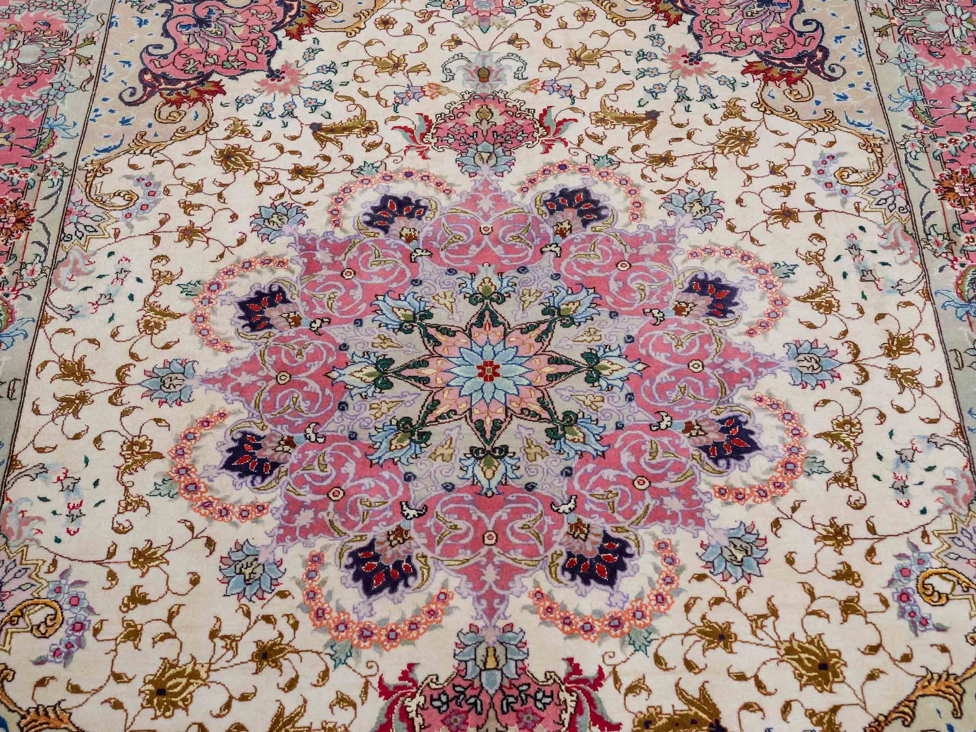 Sehr feiner, handgeknüpfter Khademi Täbriz Perserteppich aus Wolle mit Seide, creme, pink. 202x151 cm. Verkauf durch Jupiter Intl.