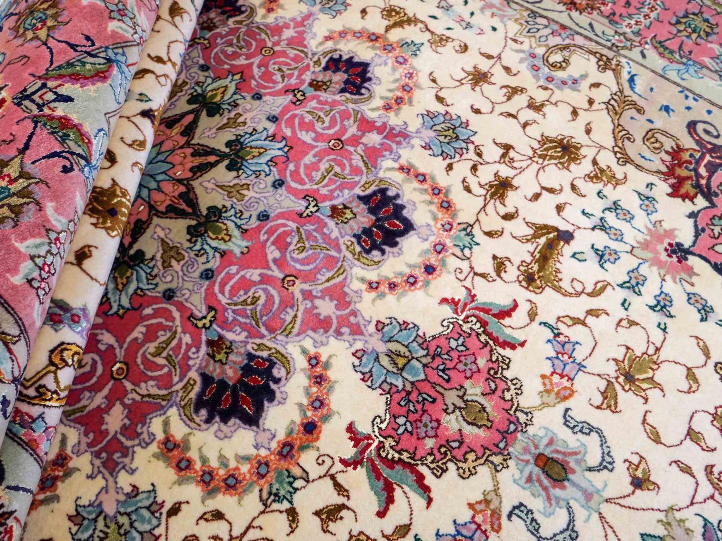 Sehr feiner, handgeknüpfter Khademi Täbriz Perserteppich aus Wolle mit Seide, creme, pink. 202x151 cm. Verkauf durch Jupiter Intl.