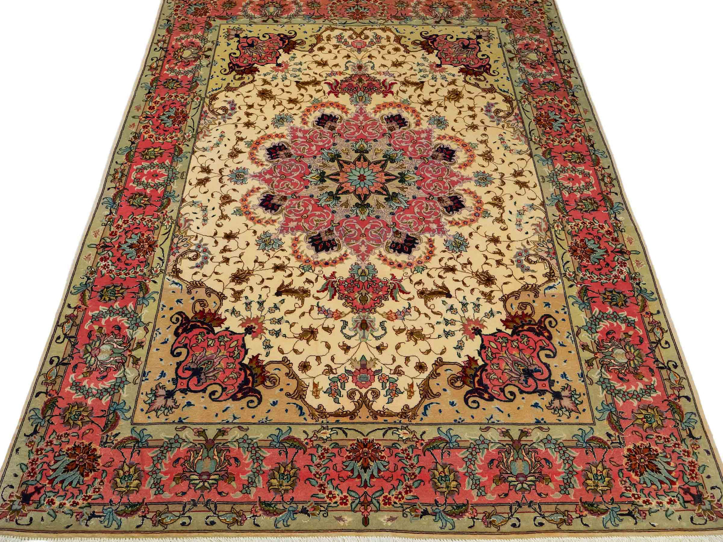 Sehr feiner, handgeknüpfter Khademi Täbriz Perserteppich aus Wolle mit Seide, creme, pink. 202x151 cm. Verkauf durch Jupiter Intl.