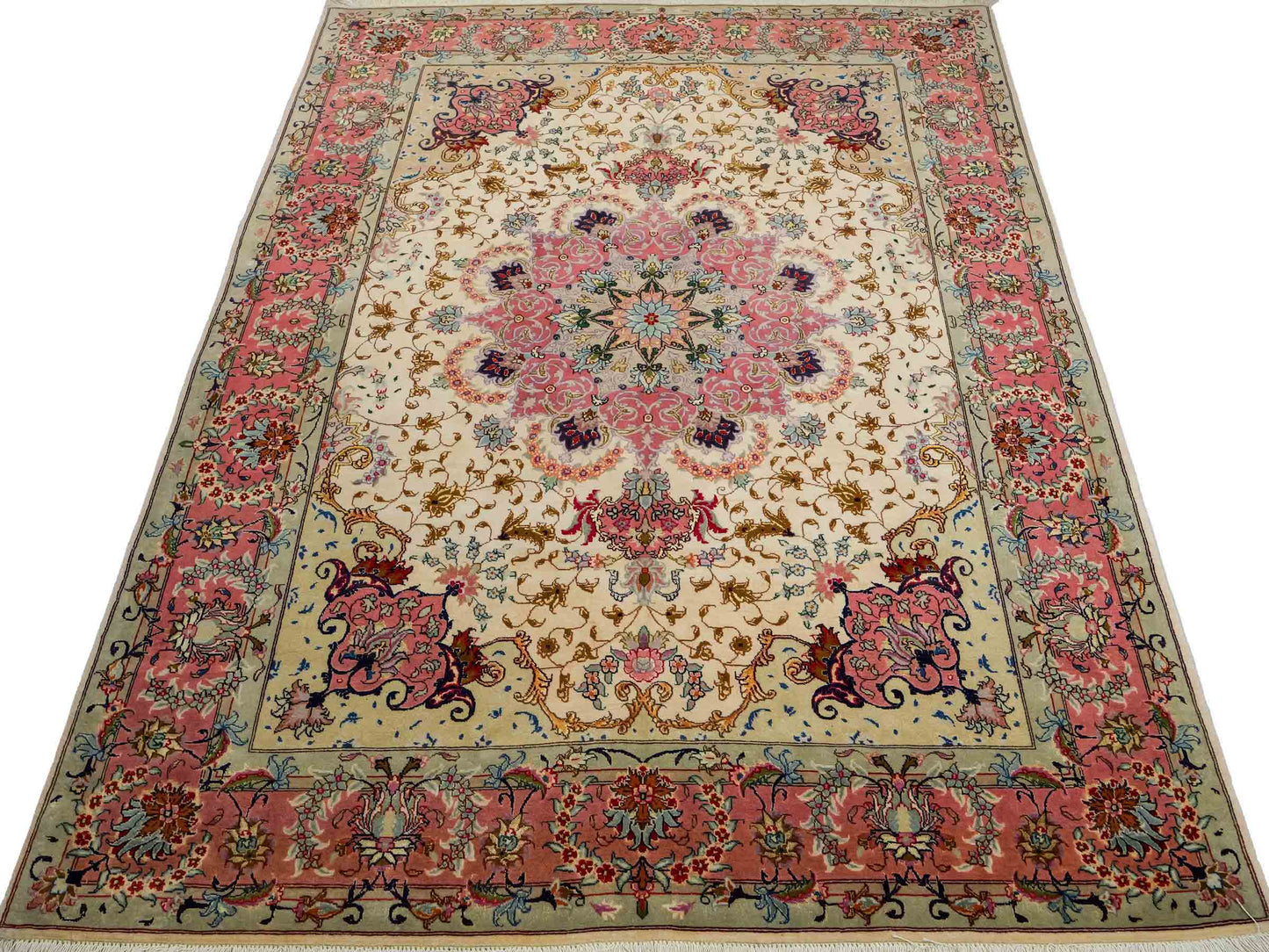 Sehr feiner, handgeknüpfter Khademi Täbriz Perserteppich aus Wolle mit Seide, creme, pink. 202x151 cm. Verkauf durch Jupiter Intl.