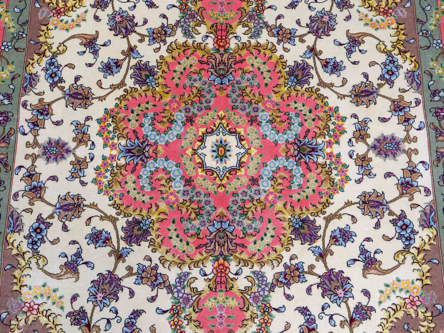 Sehr feiner, handgeknüpfter Khademi Täbriz Perserteppich aus Wolle mit Seide, creme, pink. 202x156 cm. Verkauf durch Jupiter Intl.