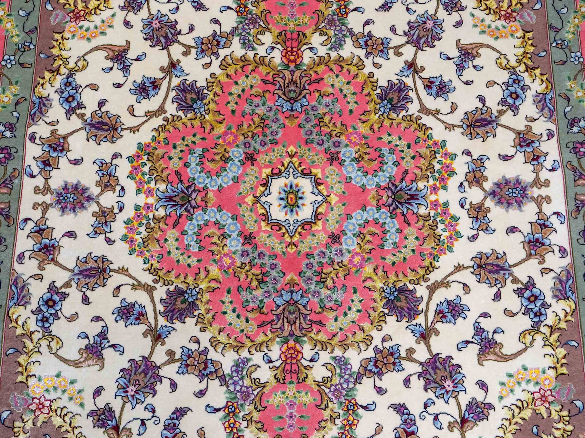 Sehr feiner, handgeknüpfter Khademi Täbriz Perserteppich aus Wolle mit Seide, creme, pink. 202x156 cm. Verkauf durch Jupiter Intl.
