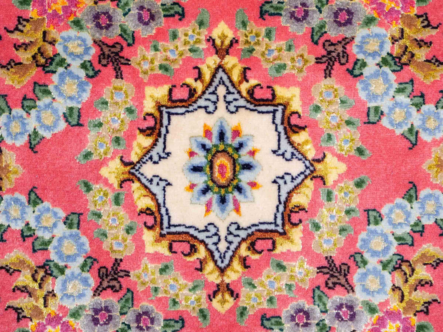 Sehr feiner, handgeknüpfter Khademi Täbriz Perserteppich aus Wolle mit Seide, creme, pink. 202x156 cm. Verkauf durch Jupiter Intl.