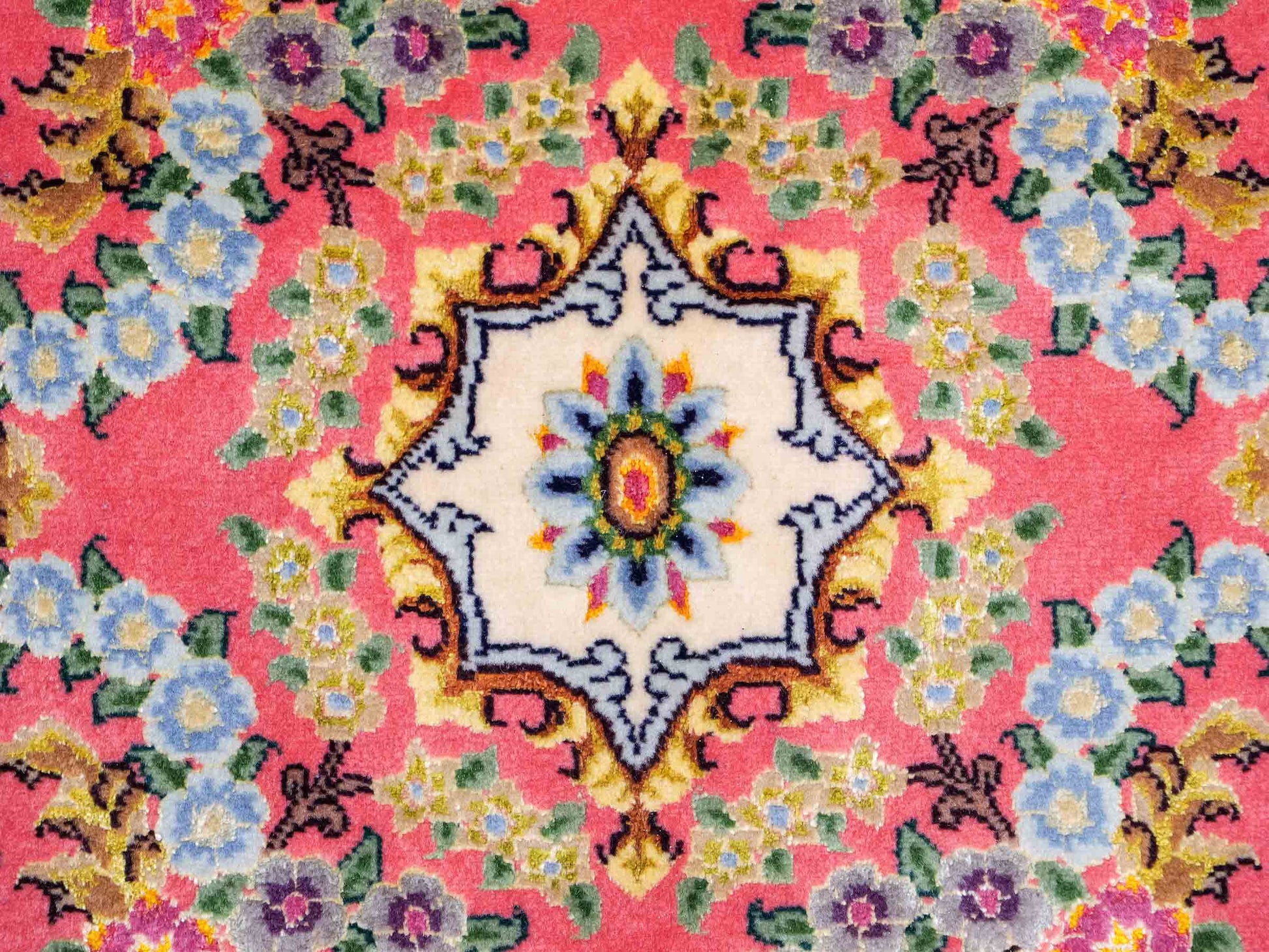 Sehr feiner, handgeknüpfter Khademi Täbriz Perserteppich aus Wolle mit Seide, creme, pink. 202x156 cm. Verkauf durch Jupiter Intl.