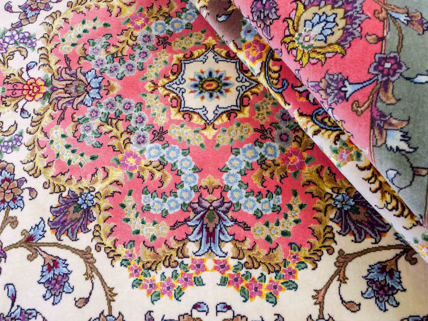 Sehr feiner, handgeknüpfter Khademi Täbriz Perserteppich aus Wolle mit Seide, creme, pink. 202x156 cm. Verkauf durch Jupiter Intl.