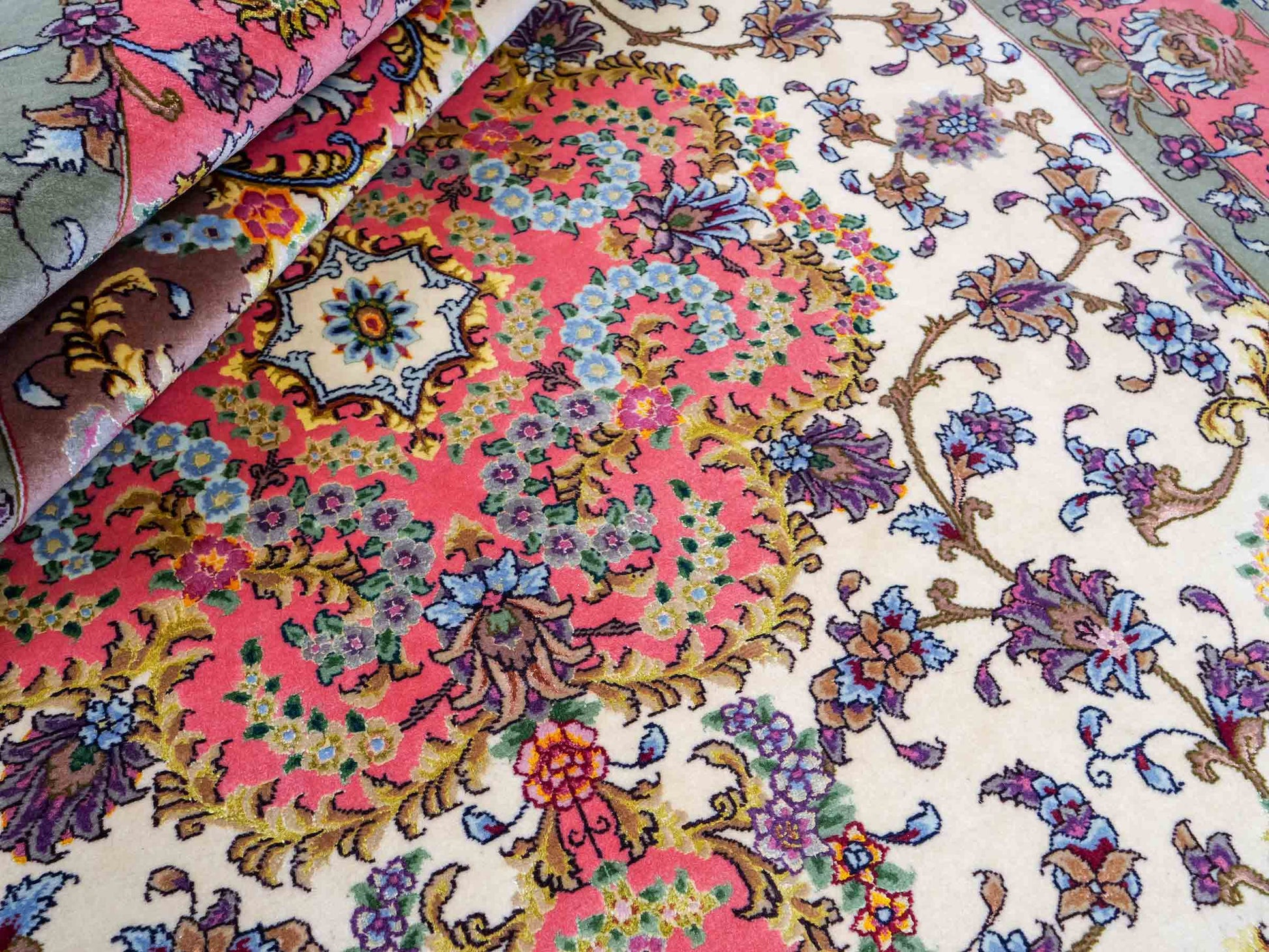 Sehr feiner, handgeknüpfter Khademi Täbriz Perserteppich aus Wolle mit Seide, creme, pink. 202x156 cm. Verkauf durch Jupiter Intl.