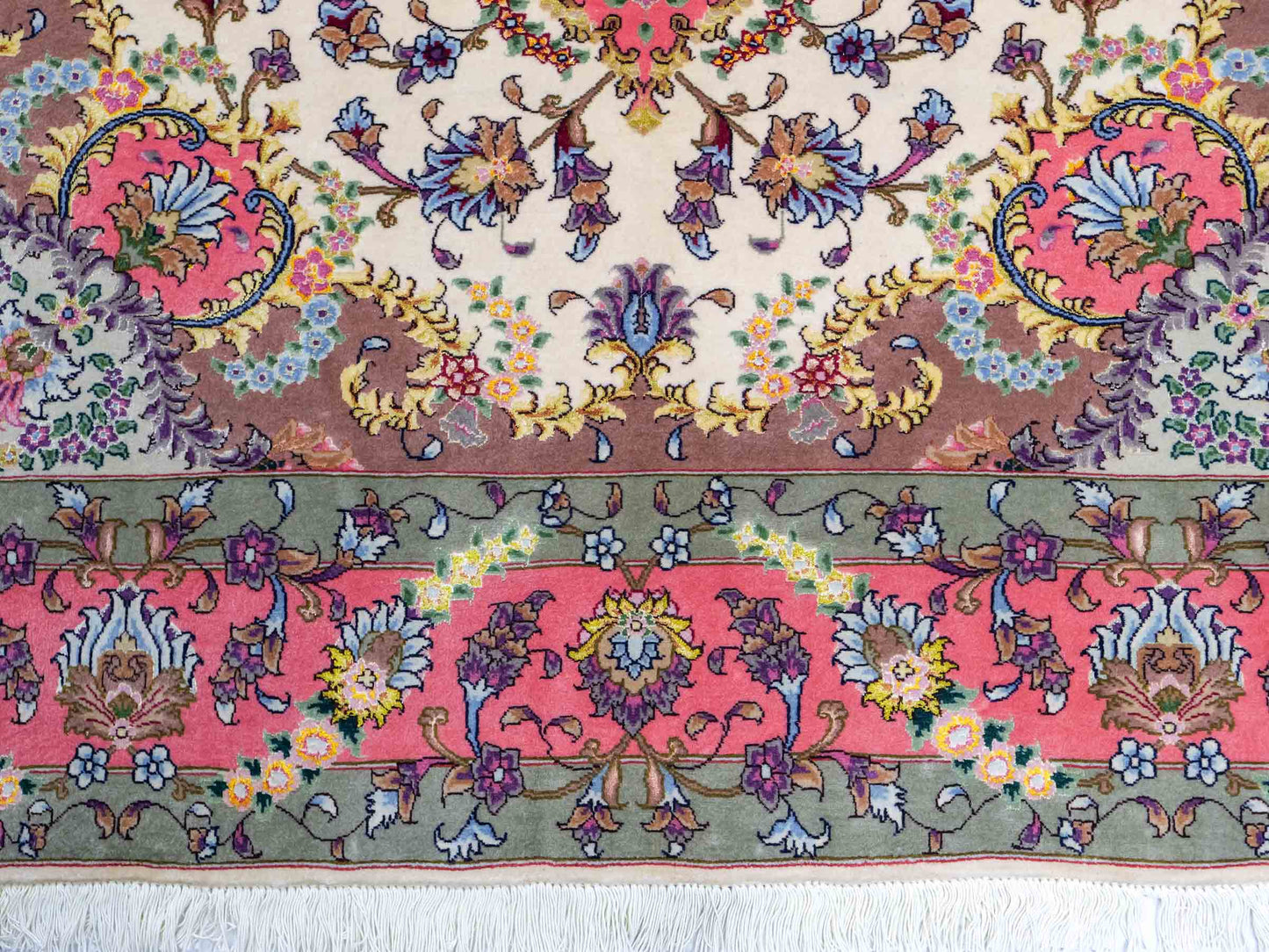 Sehr feiner, handgeknüpfter Khademi Täbriz Perserteppich aus Wolle mit Seide, creme, pink. 202x156 cm. Verkauf durch Jupiter Intl.