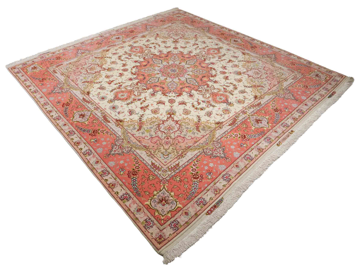 Sehr feiner, handgeknüpfter Khademi Täbriz Perserteppich aus Wolle mit Seide, creme, rosa. 264x253 cm. Verkauf durch Jupiter Intl.