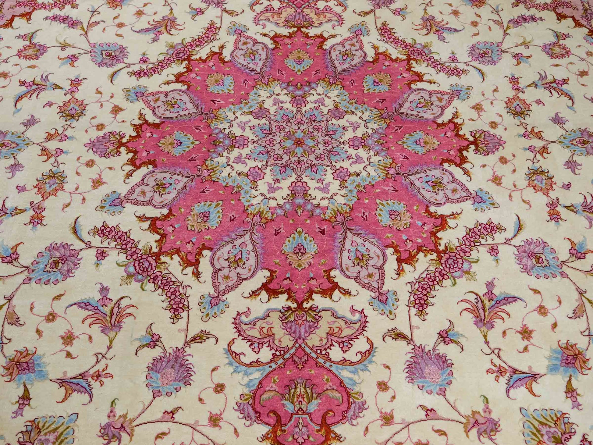 Sehr feiner, handgeknüpfter Khademi Täbriz Perserteppich aus Wolle mit Seide, creme, rosa, pink. 296x246 cm. Verkauf durch Jupiter Intl.