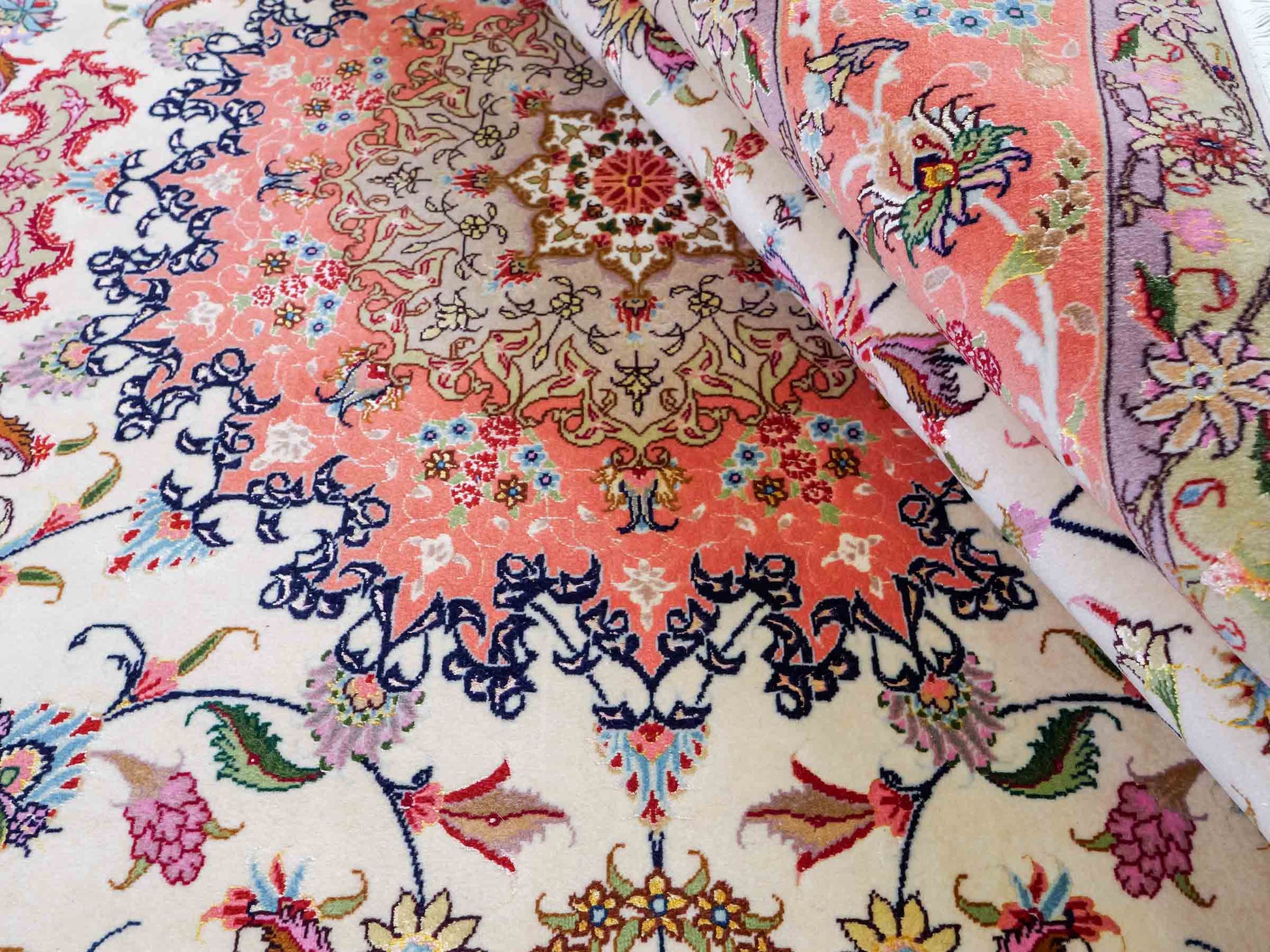Sehr feiner, handgeknüpfter Khademi Täbriz Perserteppich aus Wolle mit Seide, creme, orange. 298x202 cm. Verkauf durch Jupiter Intl.