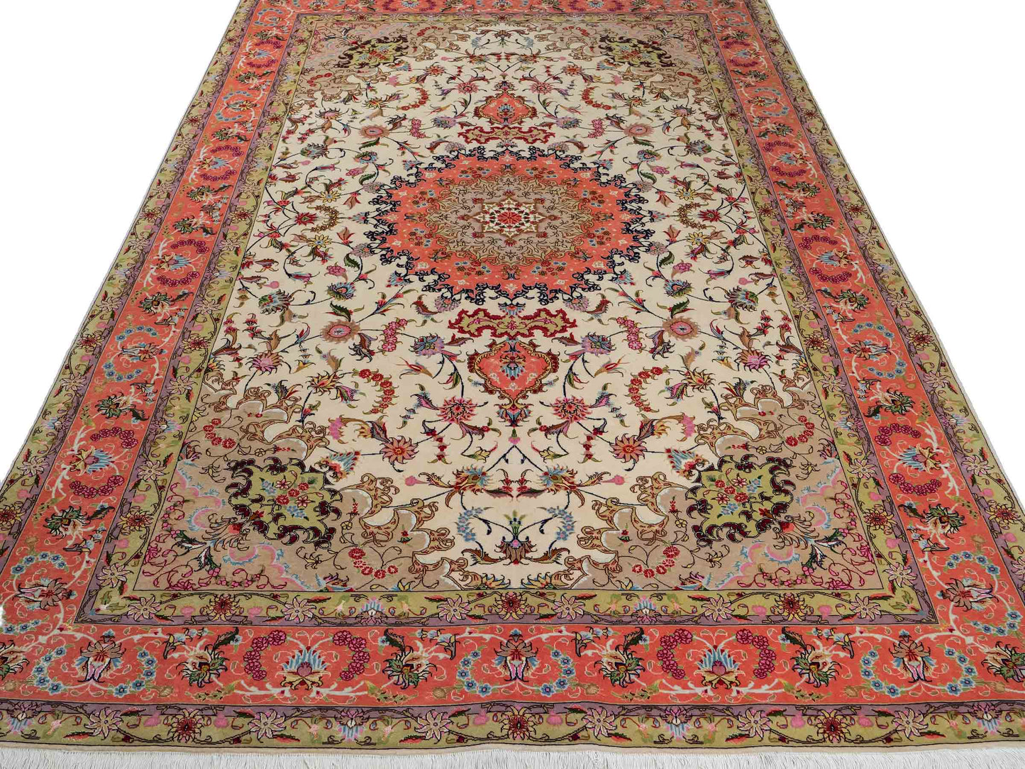 Sehr feiner, handgeknüpfter Khademi Täbriz Perserteppich aus Wolle mit Seide, creme, orange. 298x202 cm. Verkauf durch Jupiter Intl.