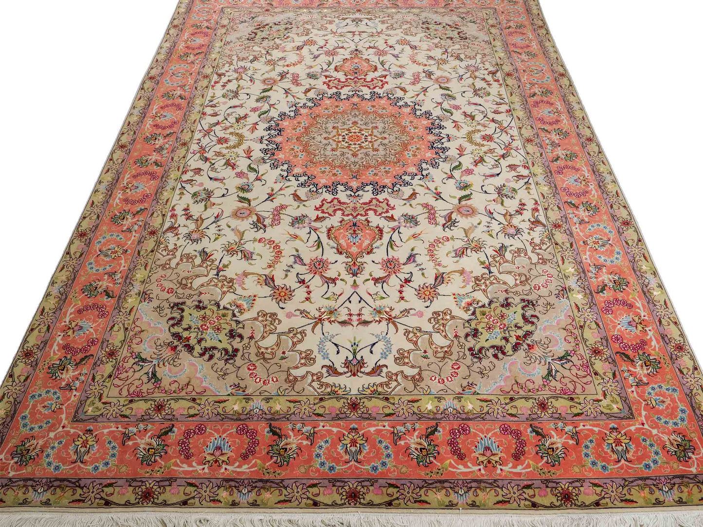 Sehr feiner, handgeknüpfter Khademi Täbriz Perserteppich aus Wolle mit Seide, creme, orange. 298x202 cm. Verkauf durch Jupiter Intl.