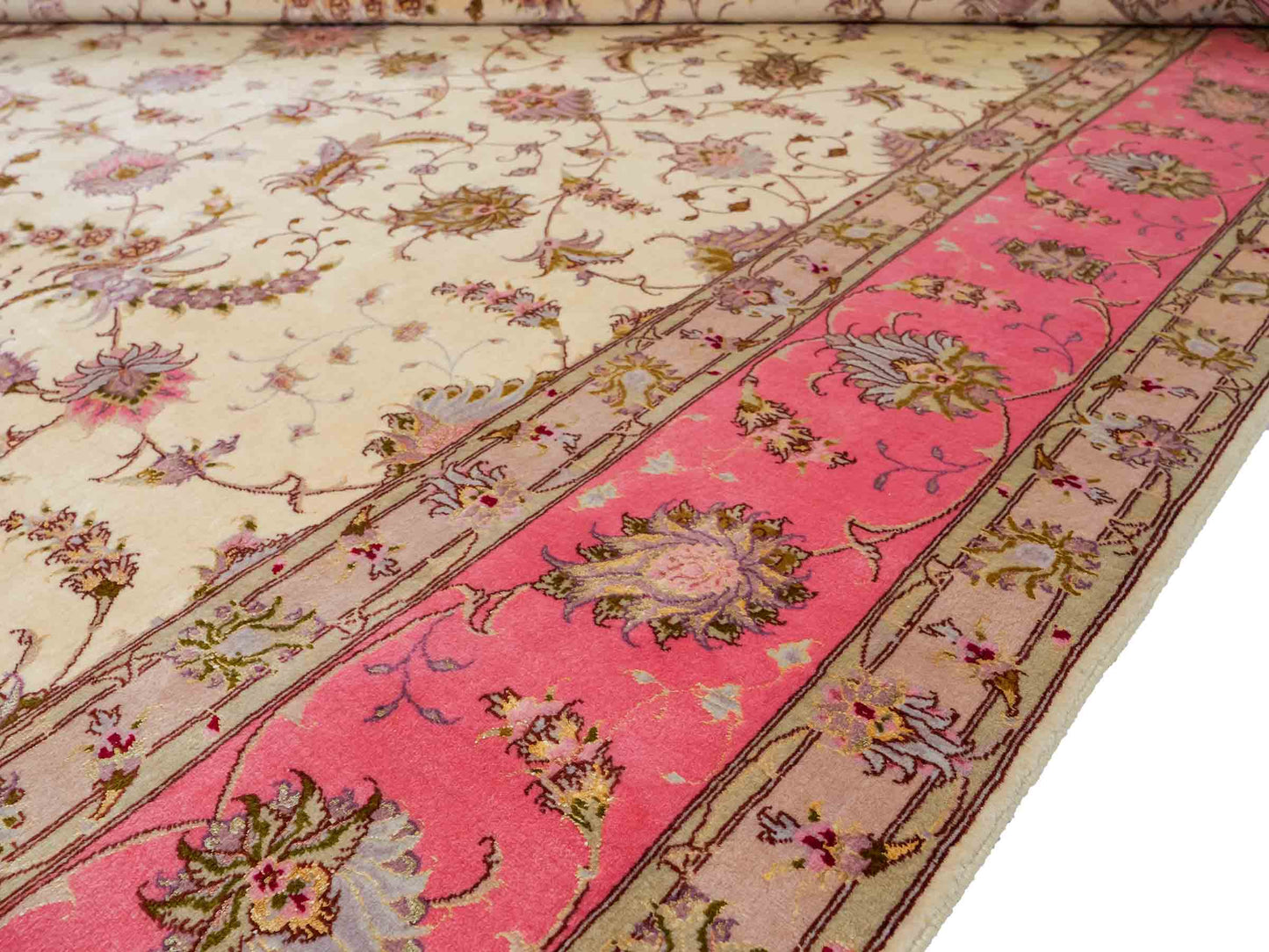 Sehr feiner, handgeknüpfter Khademi Täbriz Perserteppich aus Wolle mit Seide, creme, rosa. 306x245 cm. Verkauf durch Jupiter Intl.
