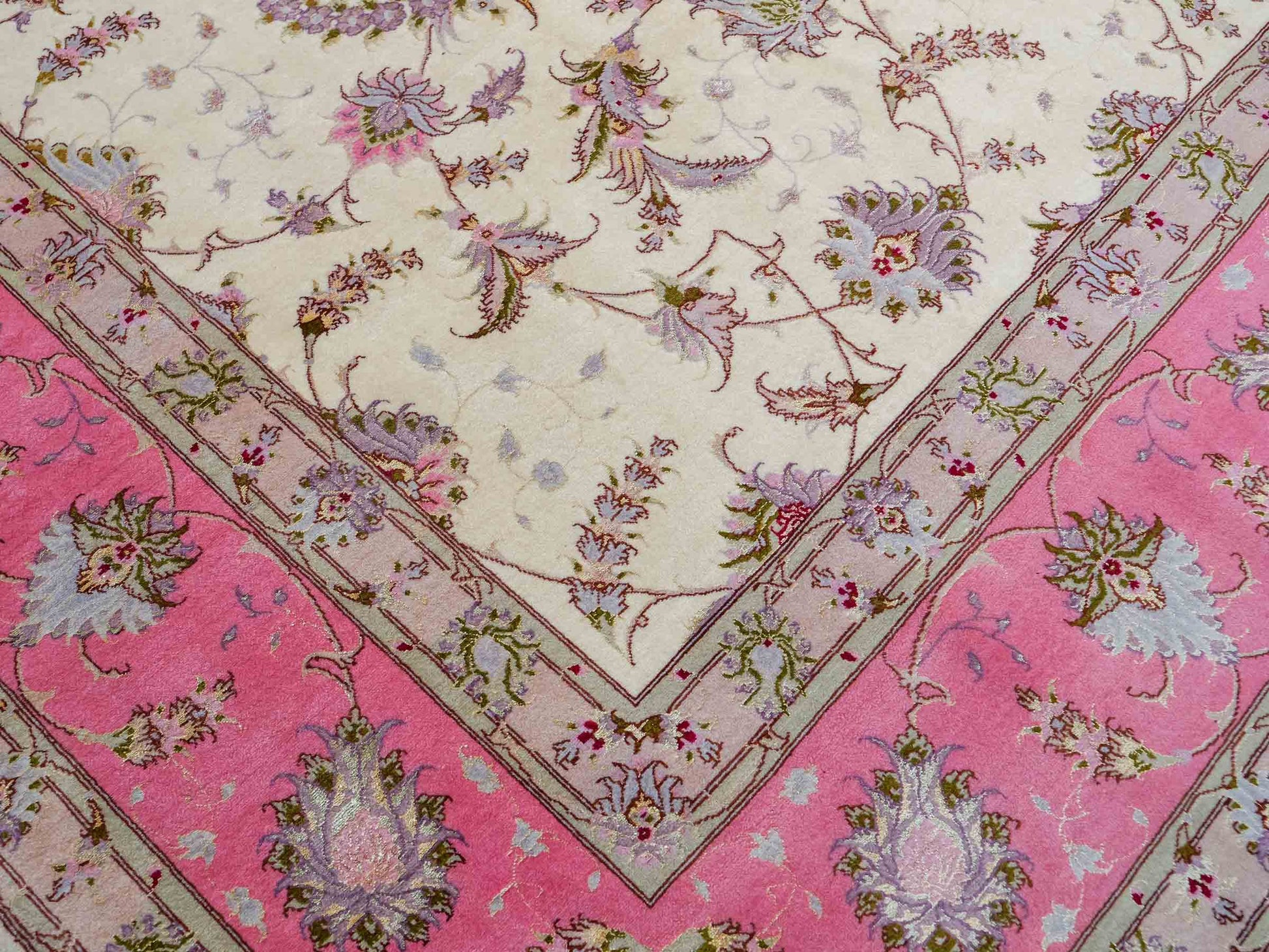 Sehr feiner, handgeknüpfter Khademi Täbriz Perserteppich aus Wolle mit Seide, creme, rosa. 306x245 cm. Verkauf durch Jupiter Intl.