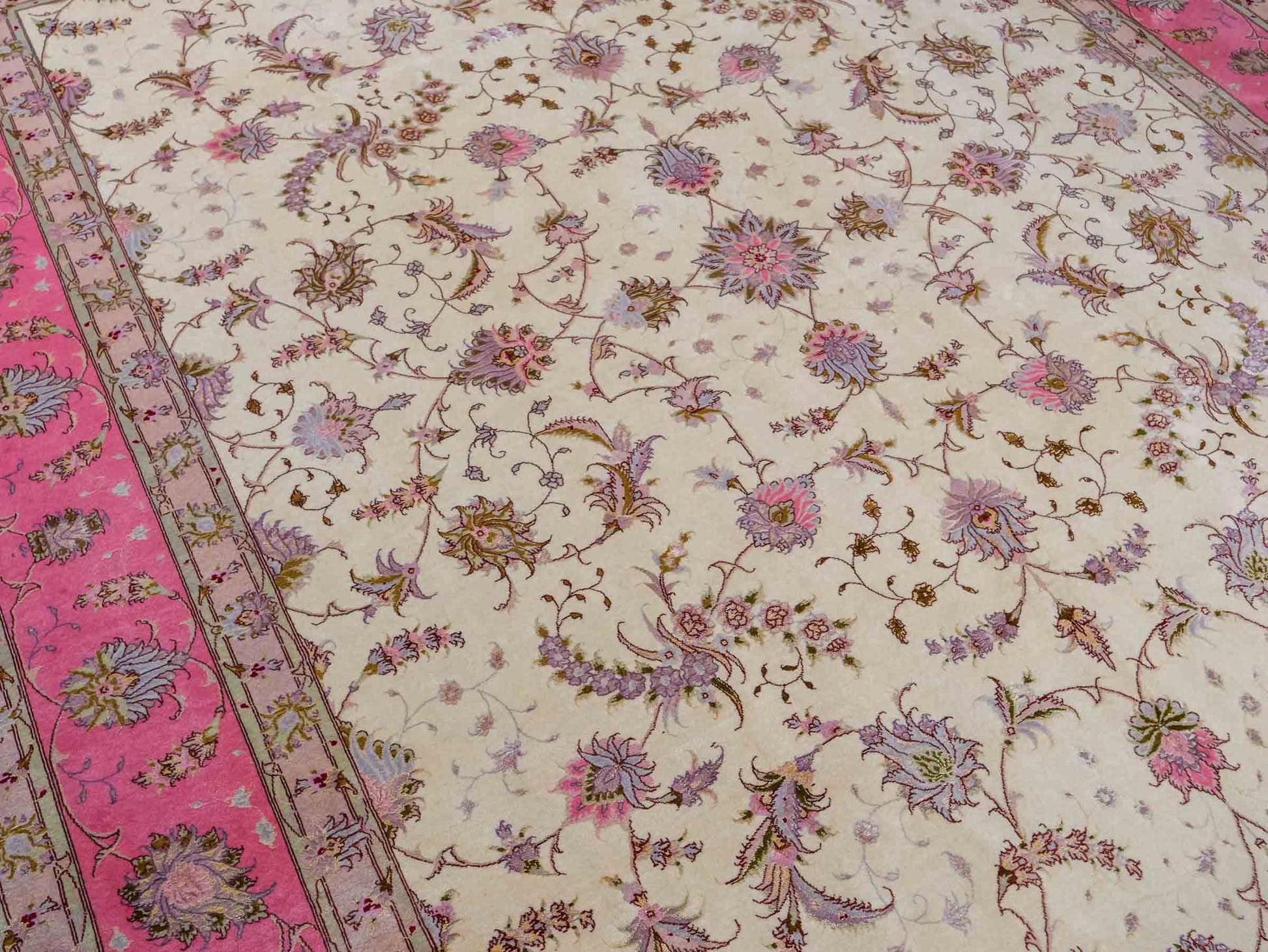 Sehr feiner, handgeknüpfter Khademi Täbriz Perserteppich aus Wolle mit Seide, creme, rosa. 306x245 cm. Verkauf durch Jupiter Intl.