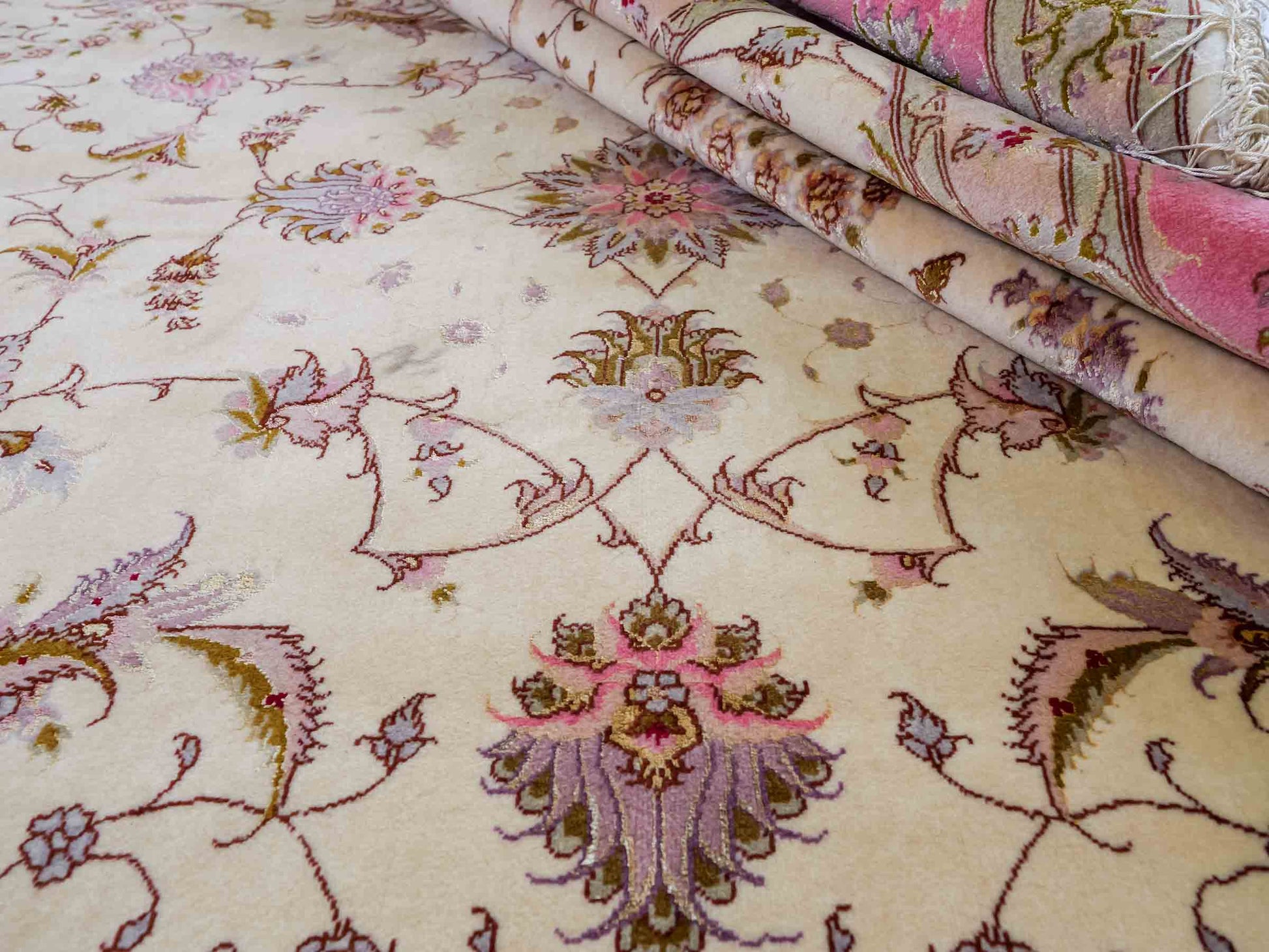 Sehr feiner, handgeknüpfter Khademi Täbriz Perserteppich aus Wolle mit Seide, creme, rosa. 306x245 cm. Verkauf durch Jupiter Intl.