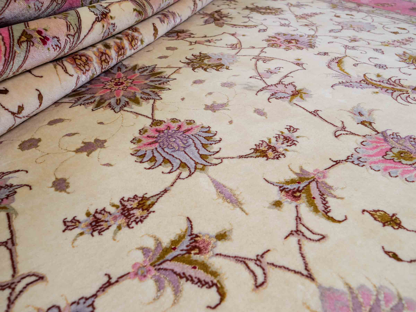 Sehr feiner, handgeknüpfter Khademi Täbriz Perserteppich aus Wolle mit Seide, creme, rosa. 306x245 cm. Verkauf durch Jupiter Intl.