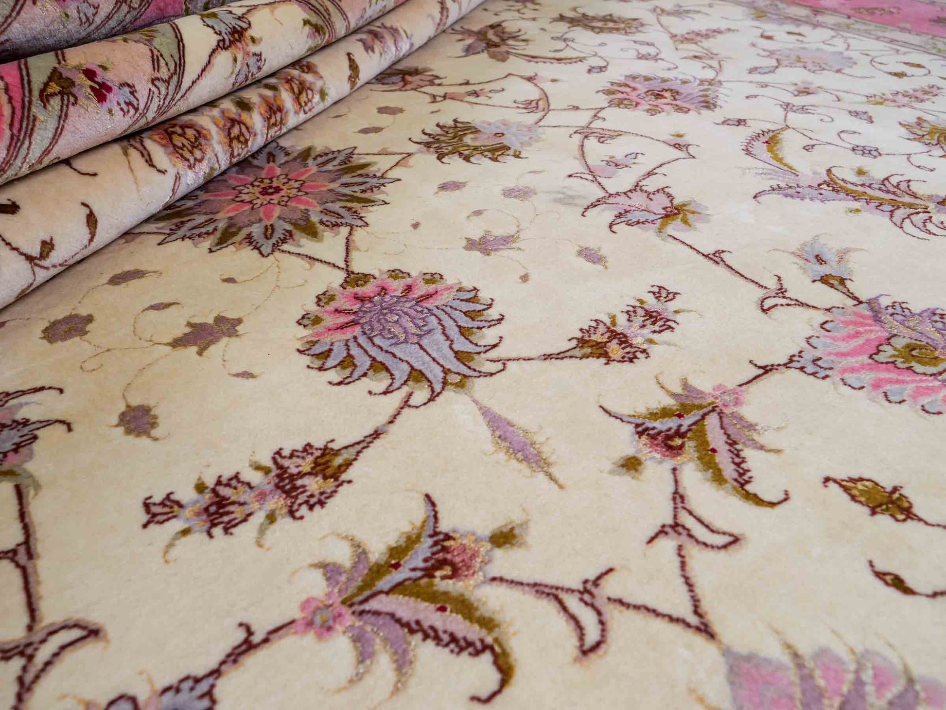Sehr feiner, handgeknüpfter Khademi Täbriz Perserteppich aus Wolle mit Seide, creme, rosa. 306x245 cm. Verkauf durch Jupiter Intl.