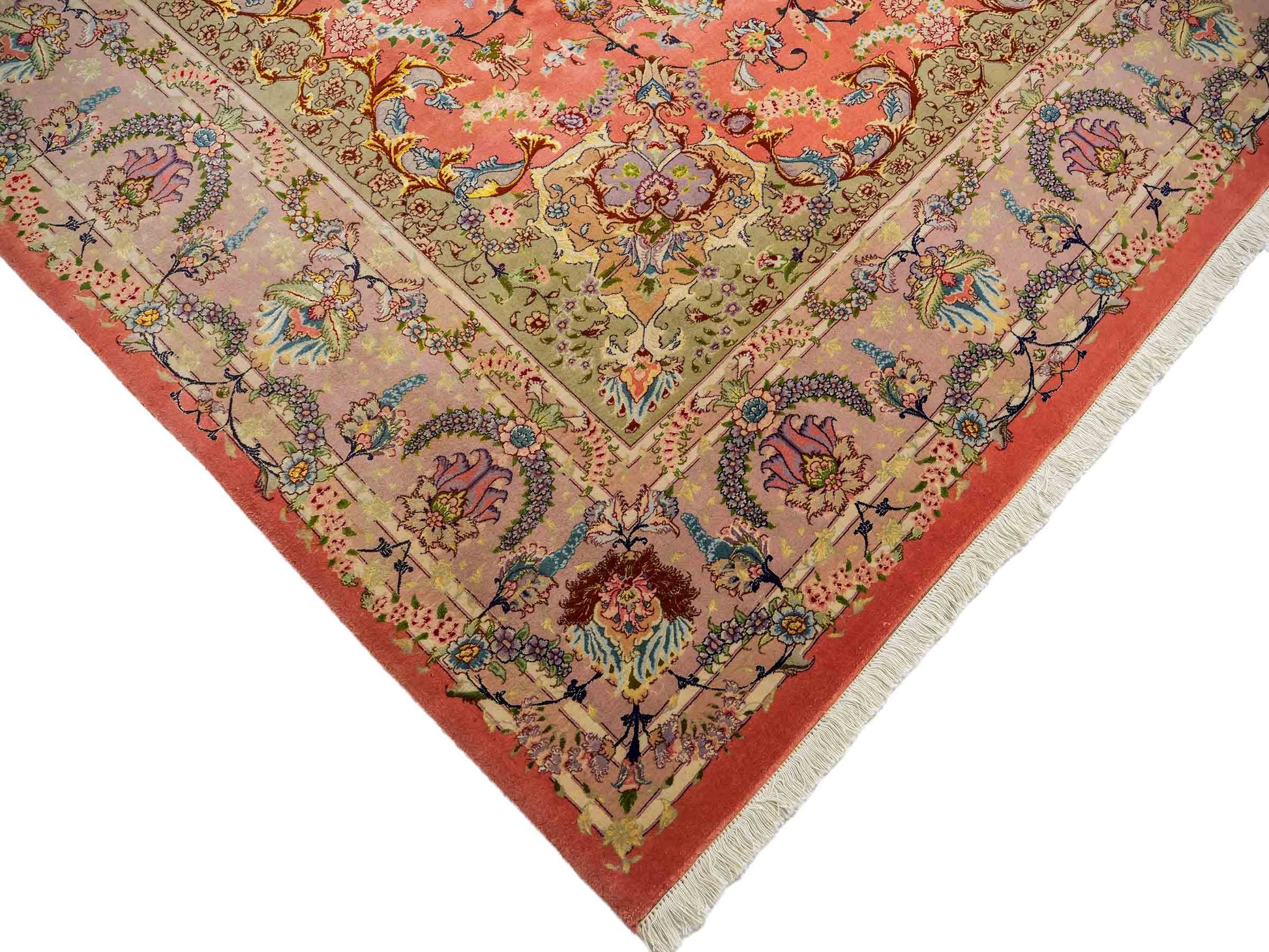 Sehr feiner, handgeknüpfter Khademi Täbriz Perserteppich aus Wolle mit Seide, orange. 344x251 cm. Verkauf durch Jupiter Intl.