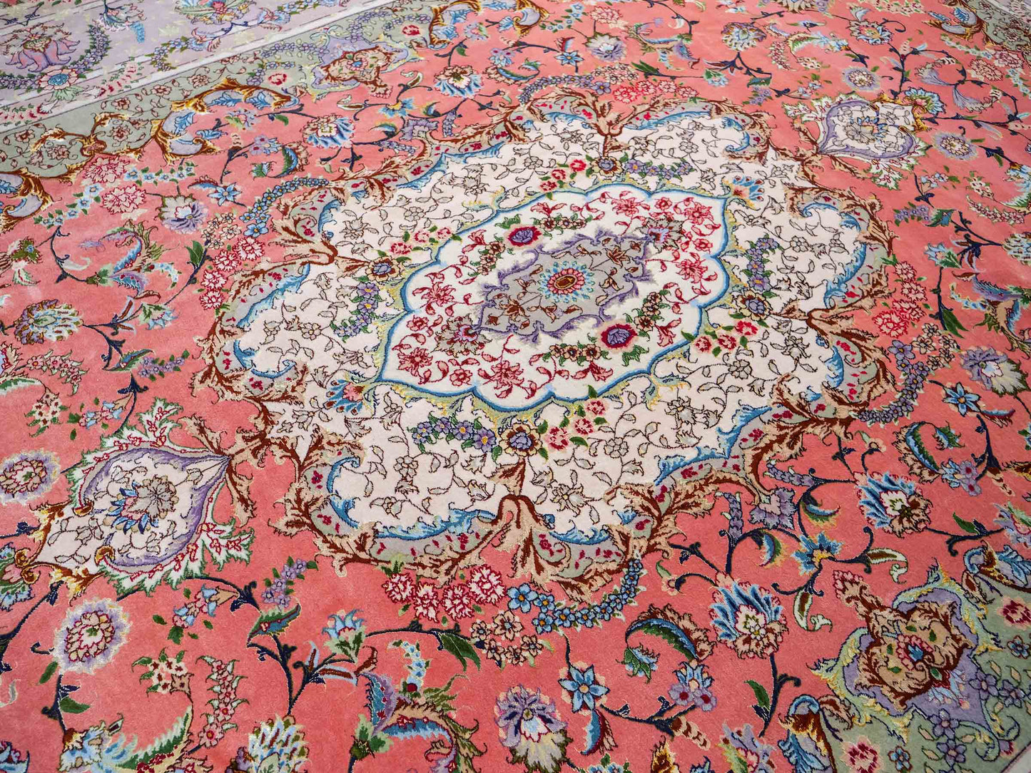 Sehr feiner, handgeknüpfter Khademi Täbriz Perserteppich aus Wolle mit Seide, orange. 344x251 cm. Verkauf durch Jupiter Intl.