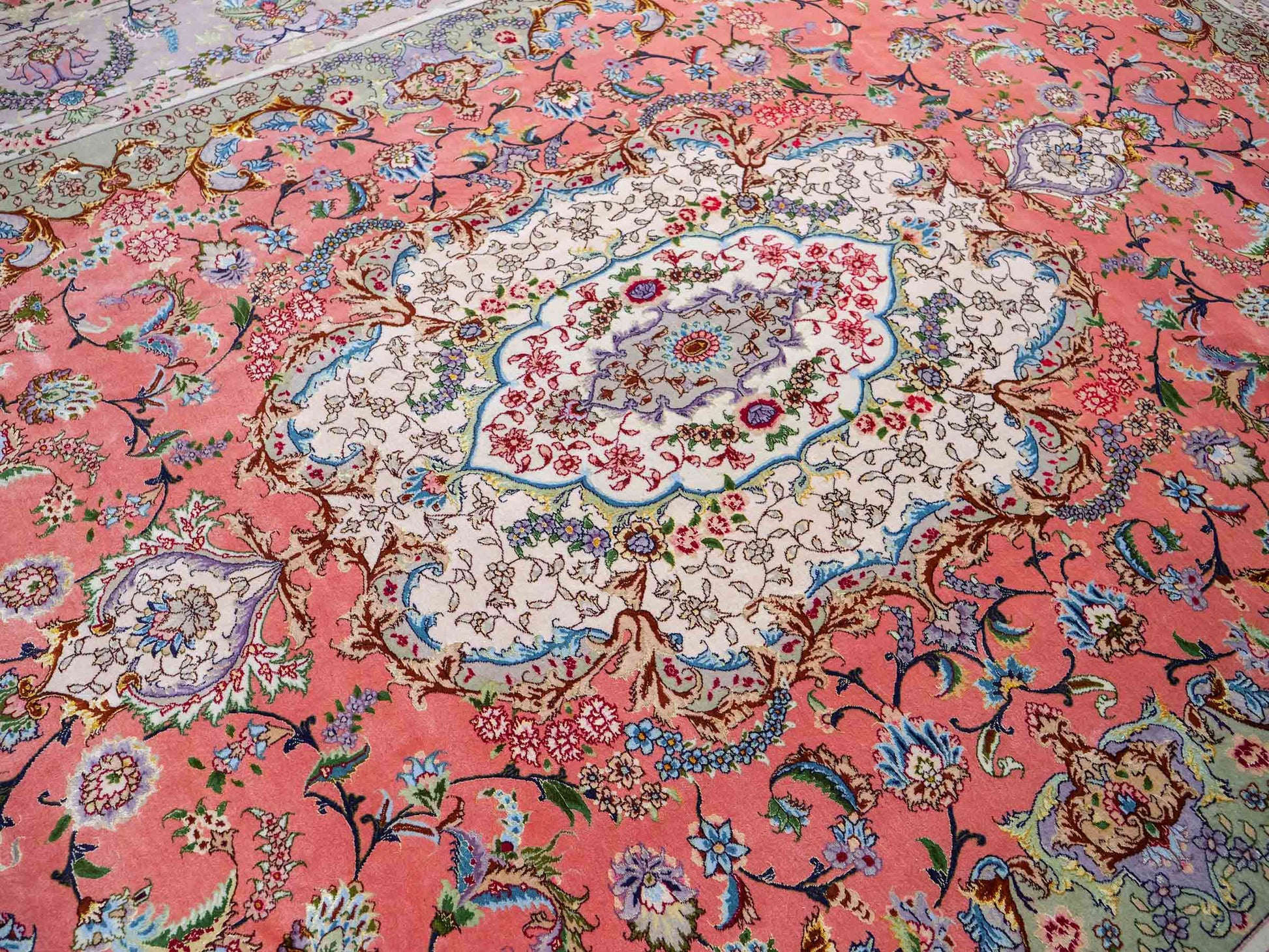 Sehr feiner, handgeknüpfter Khademi Täbriz Perserteppich aus Wolle mit Seide, orange. 344x251 cm. Verkauf durch Jupiter Intl.
