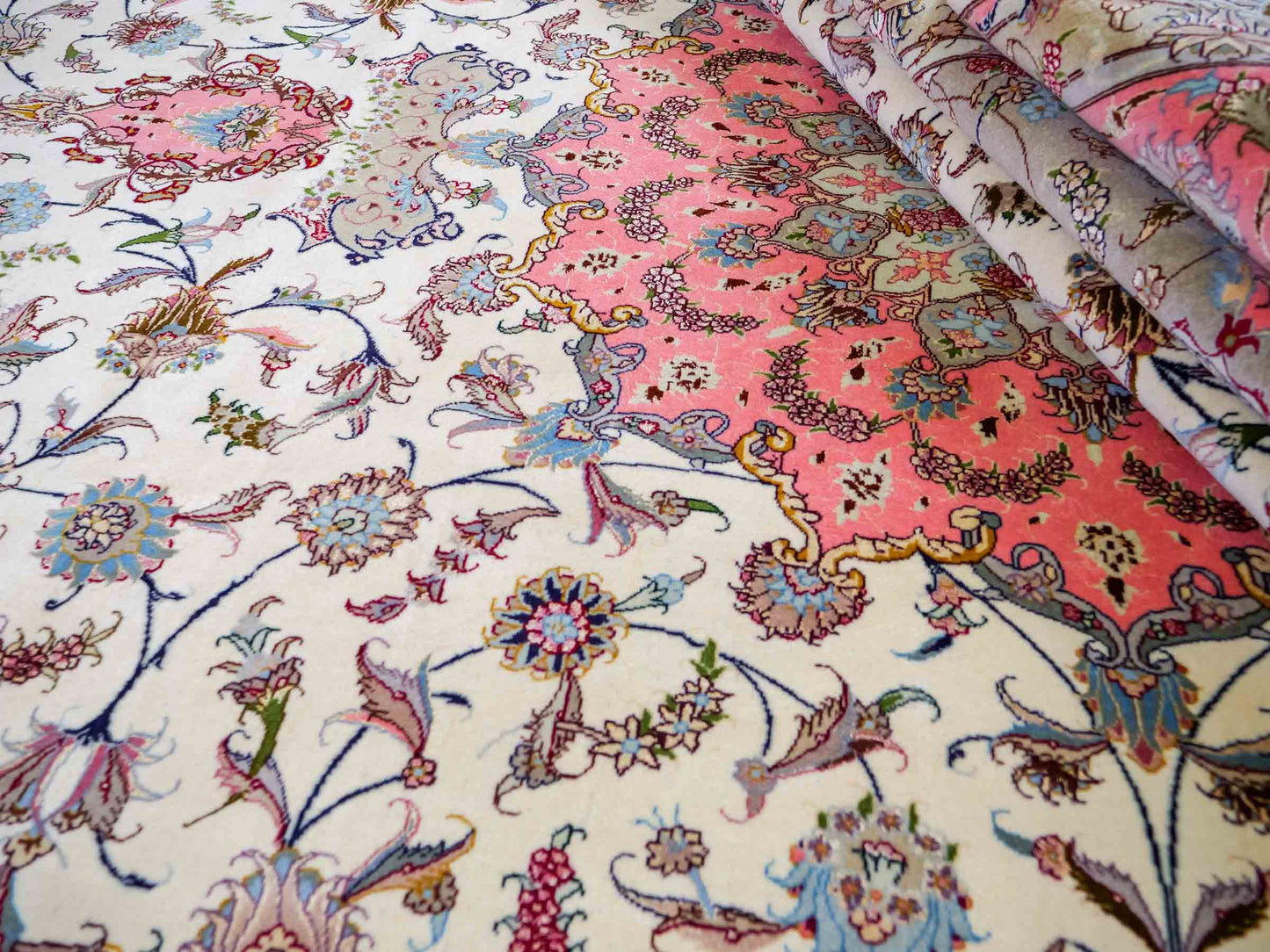 Sehr feiner, handgeknüpfter Khademi Täbriz Perserteppich aus Wolle mit Seide, creme, pink. 350x246 cm. Verkauf durch Jupiter Intl.
