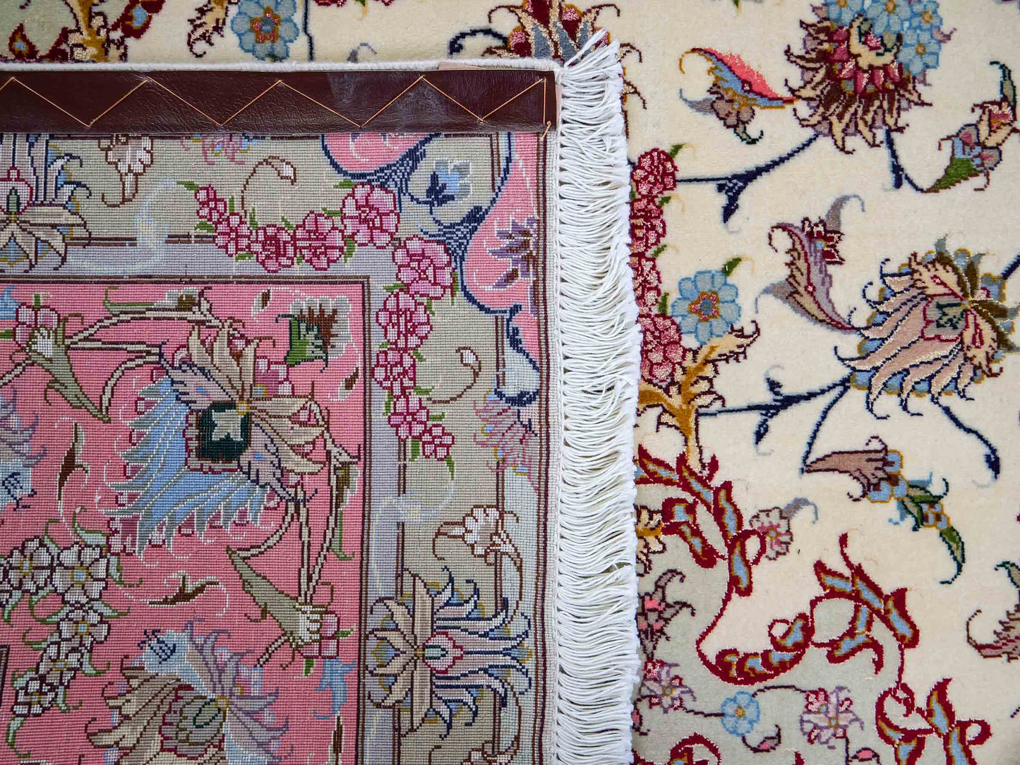 Sehr feiner, handgeknüpfter Khademi Täbriz Perserteppich aus Wolle mit Seide, creme, pink. 350x246 cm. Verkauf durch Jupiter Intl.