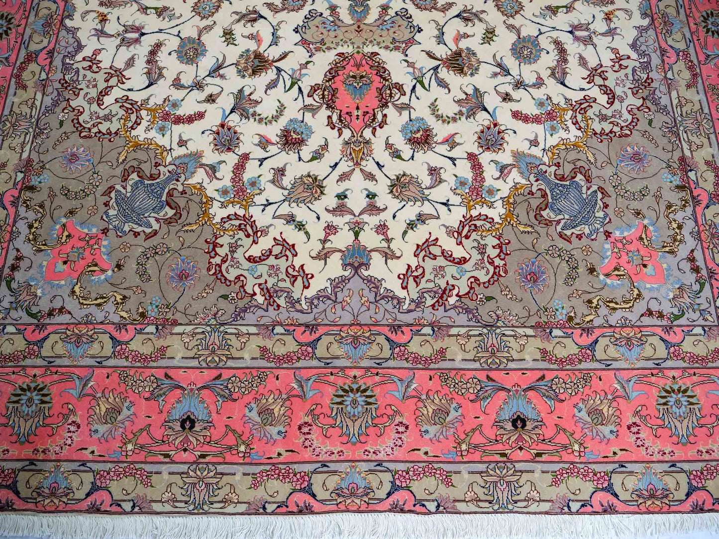 Sehr feiner, handgeknüpfter Khademi Täbriz Perserteppich aus Wolle mit Seide, creme, pink. 350x246 cm. Verkauf durch Jupiter Intl.