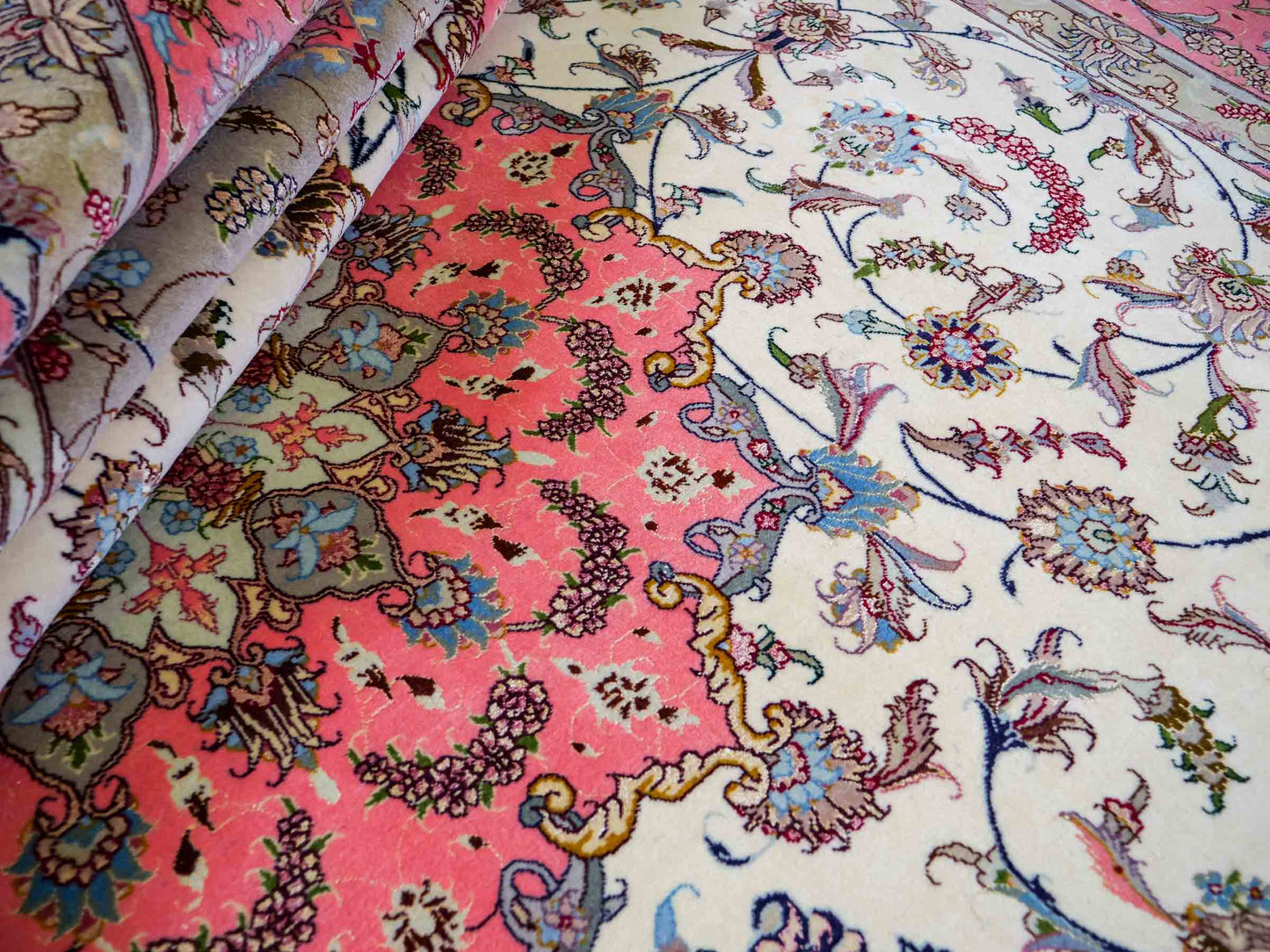 Sehr feiner, handgeknüpfter Khademi Täbriz Perserteppich aus Wolle mit Seide, creme, pink. 350x246 cm. Verkauf durch Jupiter Intl.