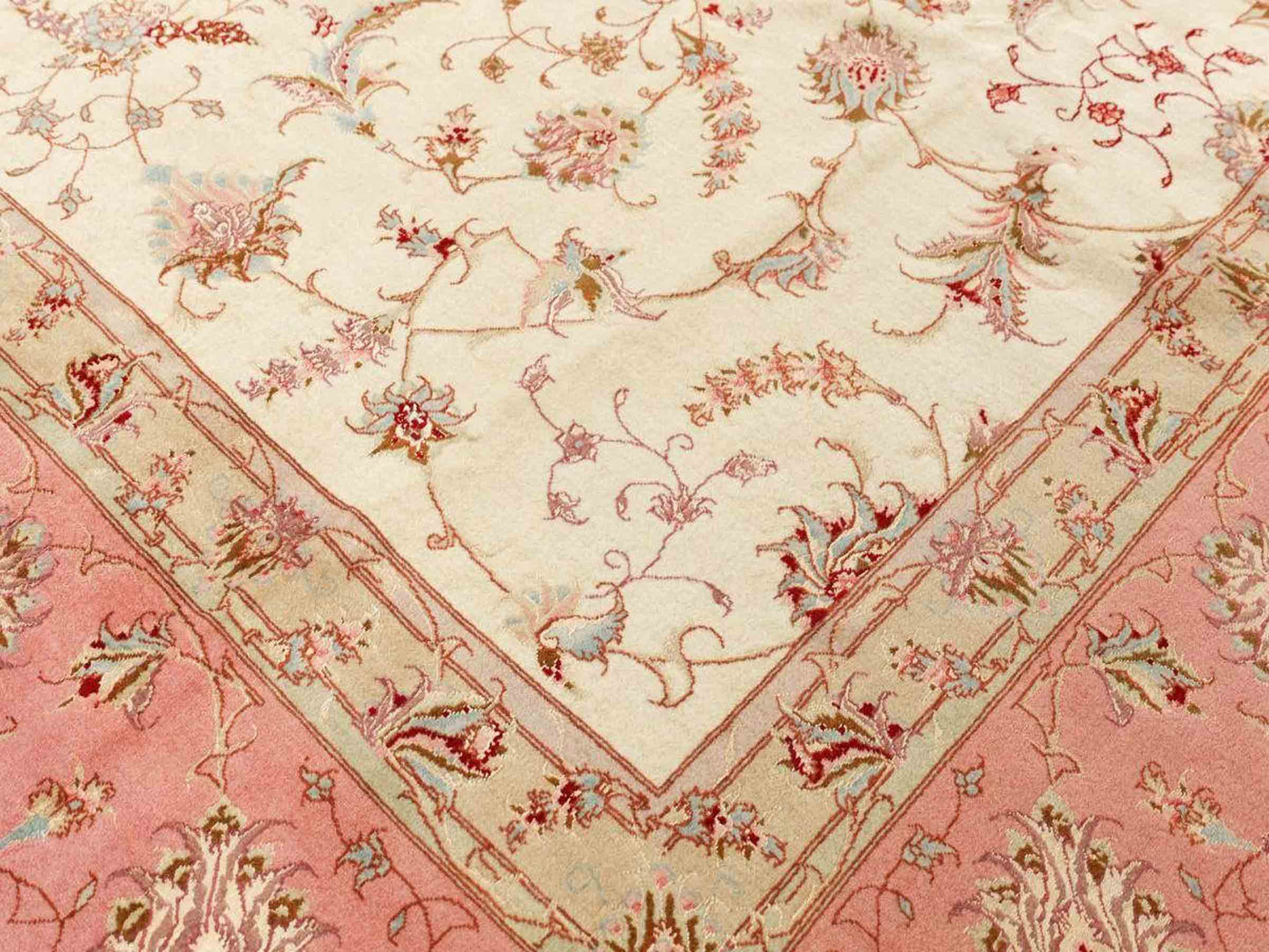 Sehr feiner, handgeknüpfter Täbriz Perserteppich aus Wolle mit Seide von Khademi, creme, rosa. 400x289 cm. Verkauf durch Jupiter Intl.