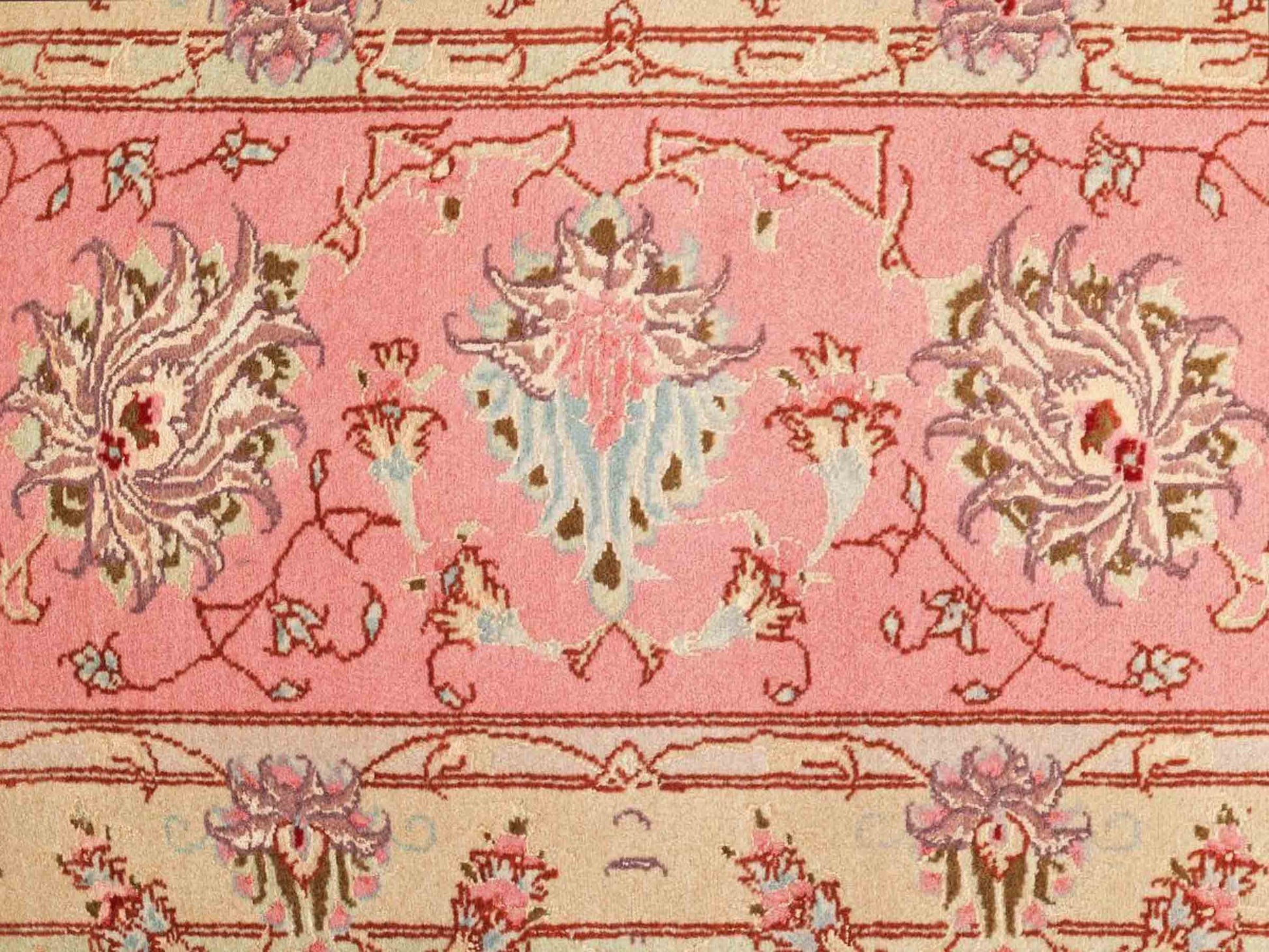 Sehr feiner, handgeknüpfter Täbriz Perserteppich aus Wolle mit Seide von Khademi, creme, rosa. 400x289 cm. Verkauf durch Jupiter Intl.
