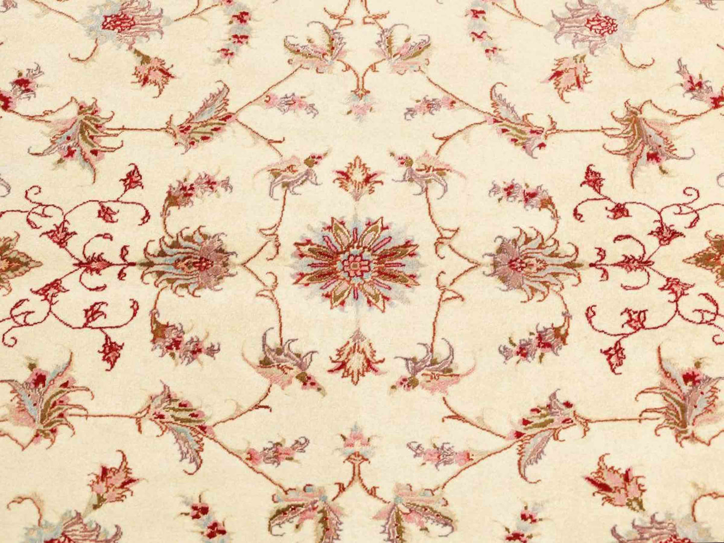 Sehr feiner, handgeknüpfter Täbriz Perserteppich aus Wolle mit Seide von Khademi, creme, rosa. 400x289 cm. Verkauf durch Jupiter Intl.