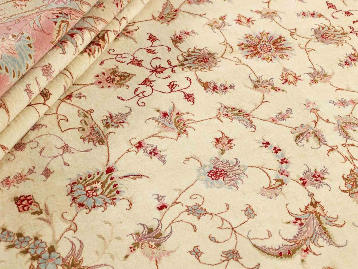 Sehr feiner, handgeknüpfter Täbriz Perserteppich aus Wolle mit Seide von Khademi, creme, rosa. 400x289 cm. Verkauf durch Jupiter Intl.
