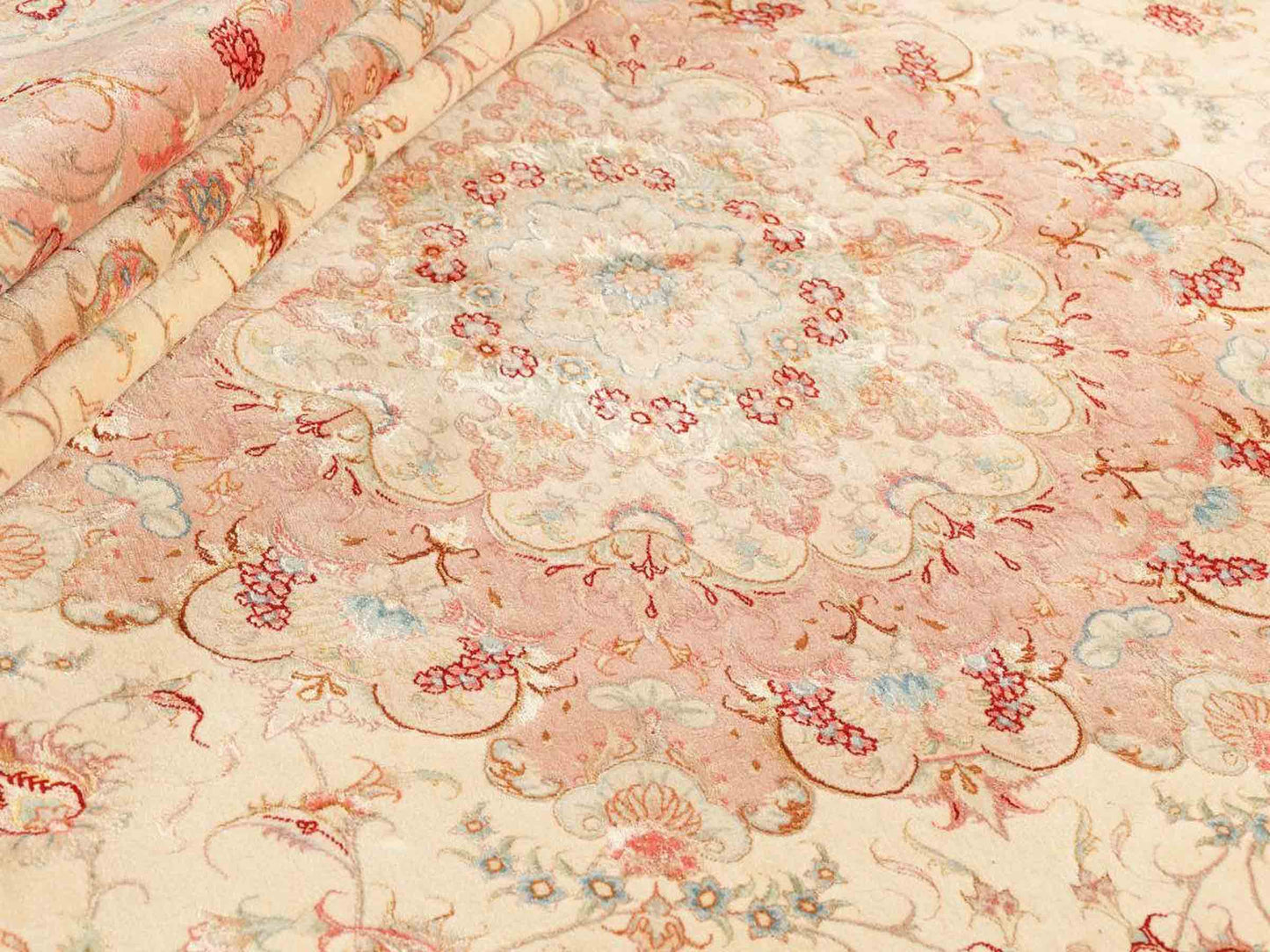 Sehr feiner, handgeknüpfter Täbriz Perserteppich aus Wolle mit Seide von Khademi, creme, rosa. 416x296 cm. Verkauf durch Jupiter Intl.